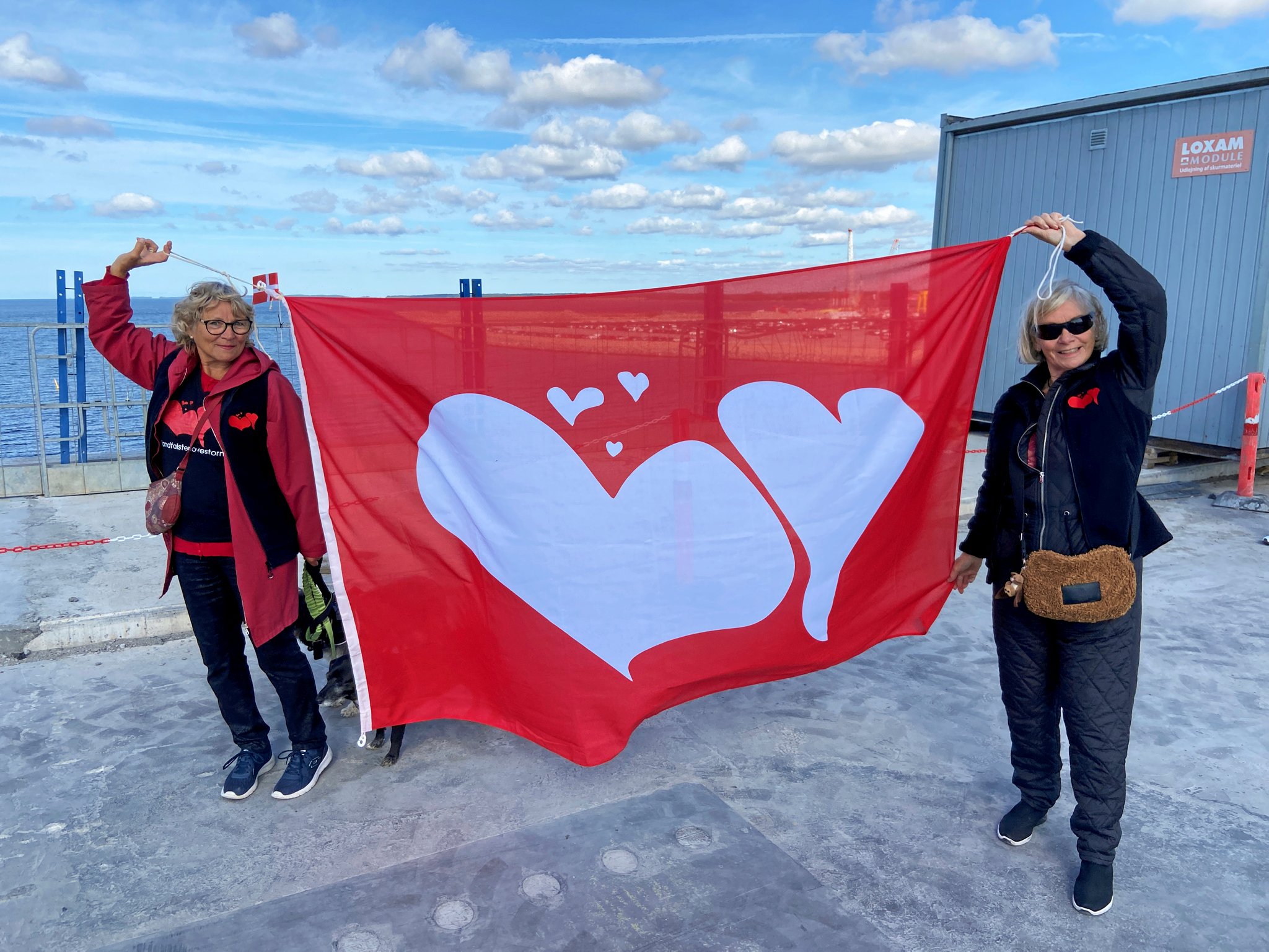 Margit Bjørck (tv.) og Vibeke Hellmann (th) fra Lolland-Falsters Lovestorm luftede deres flag på den nye Storstrømsbro.