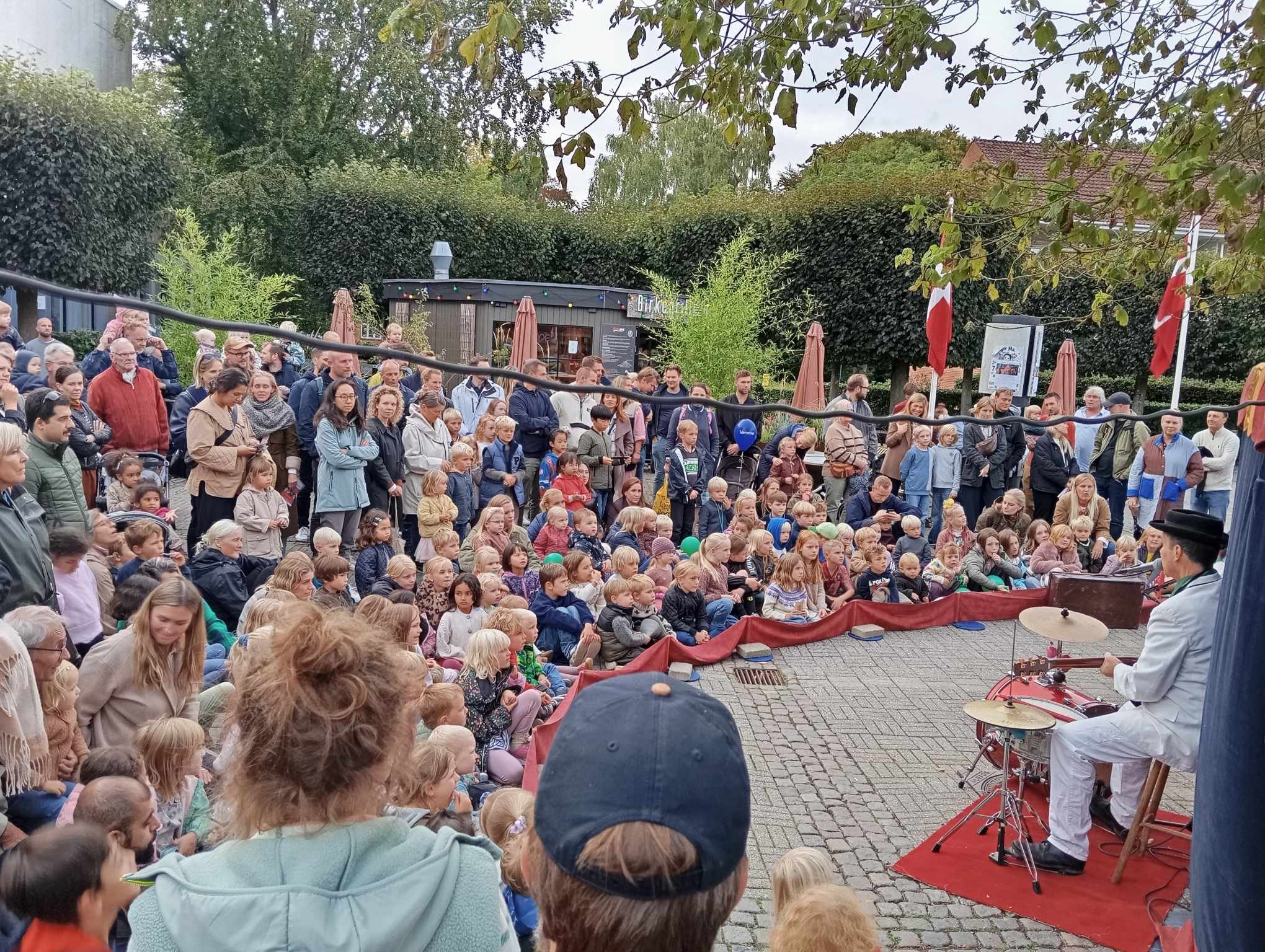 Klovneshowet med Cirkus Luna tiltrak mange børn på Pengetorvet.