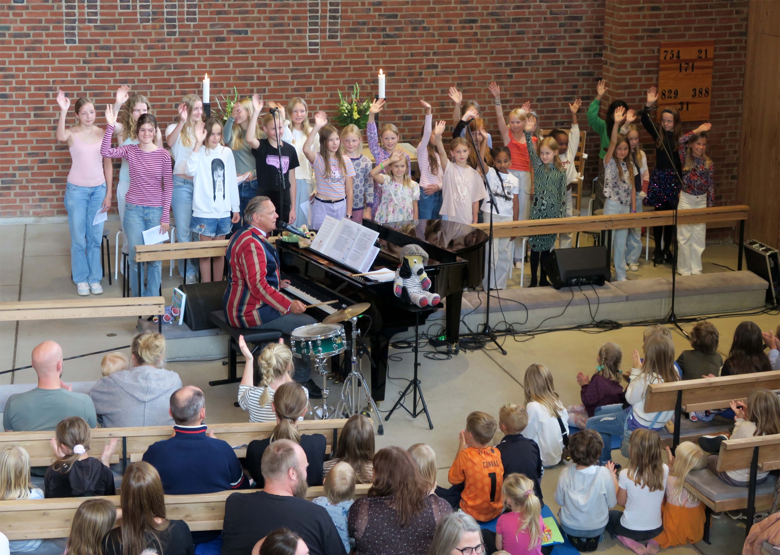 Der var fulde huse, og stemningen var høj, da Sigurd Barrett og Bistrup Kirkes Børnekor optrådte sammen i Bistrup Kirke. - Anders Houmøller Der var fulde huse, og stemningen var høj, da Sigurd Barrett og Bistrup Kirkes Børnekor optrådte sammen i Bistrup Kirke.