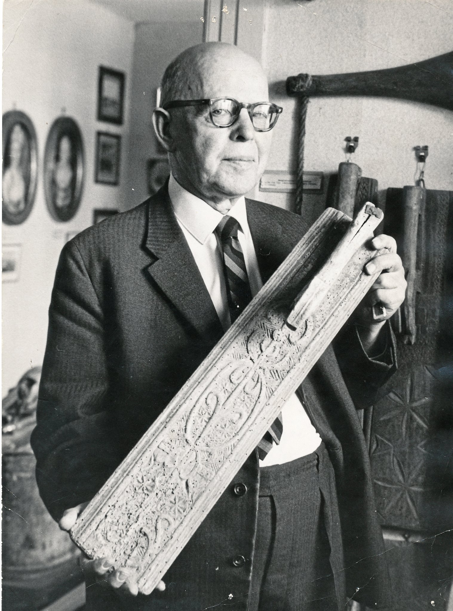 Museets leder i de første årtier H. C. Rosted med en genstand i midt-1960’erne.