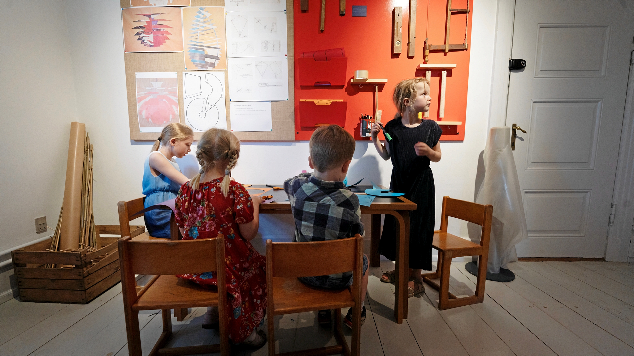 Museets seneste særudstilling handler om lampedesigner, arkitekt og samfundsrevserPoul Henningsen. Her kigger en gruppe børn på en PH-drage. - Museum Nordsjælland Museets seneste særudstilling handler om lampedesigner, arkitekt og samfundsrevserPoul Henningsen. Her kigger en gruppe børn på en PH-drage.