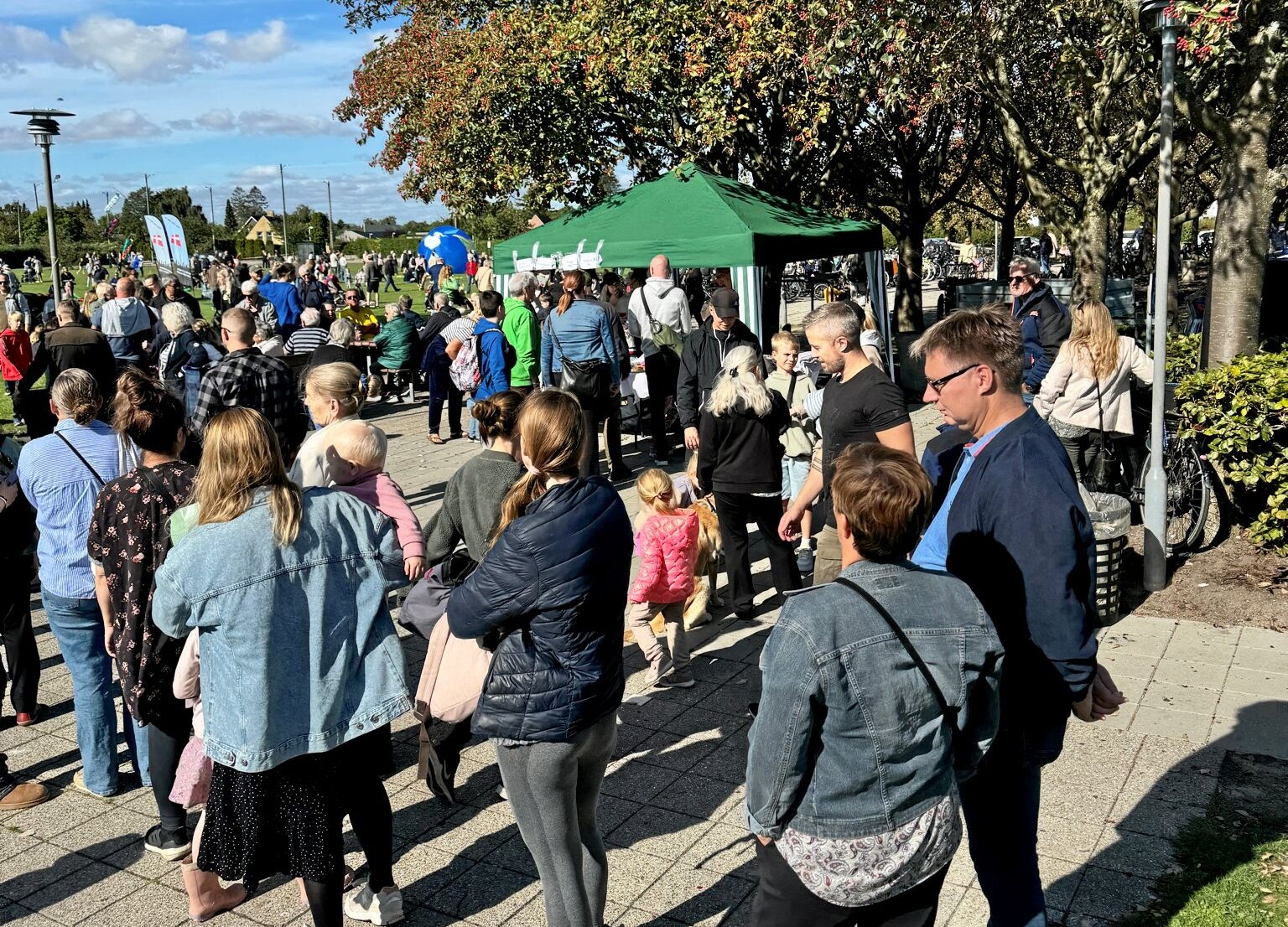 Der var kø ved boderne i det gode vejr. - Presse Der var kø ved boderne i det gode vejr.