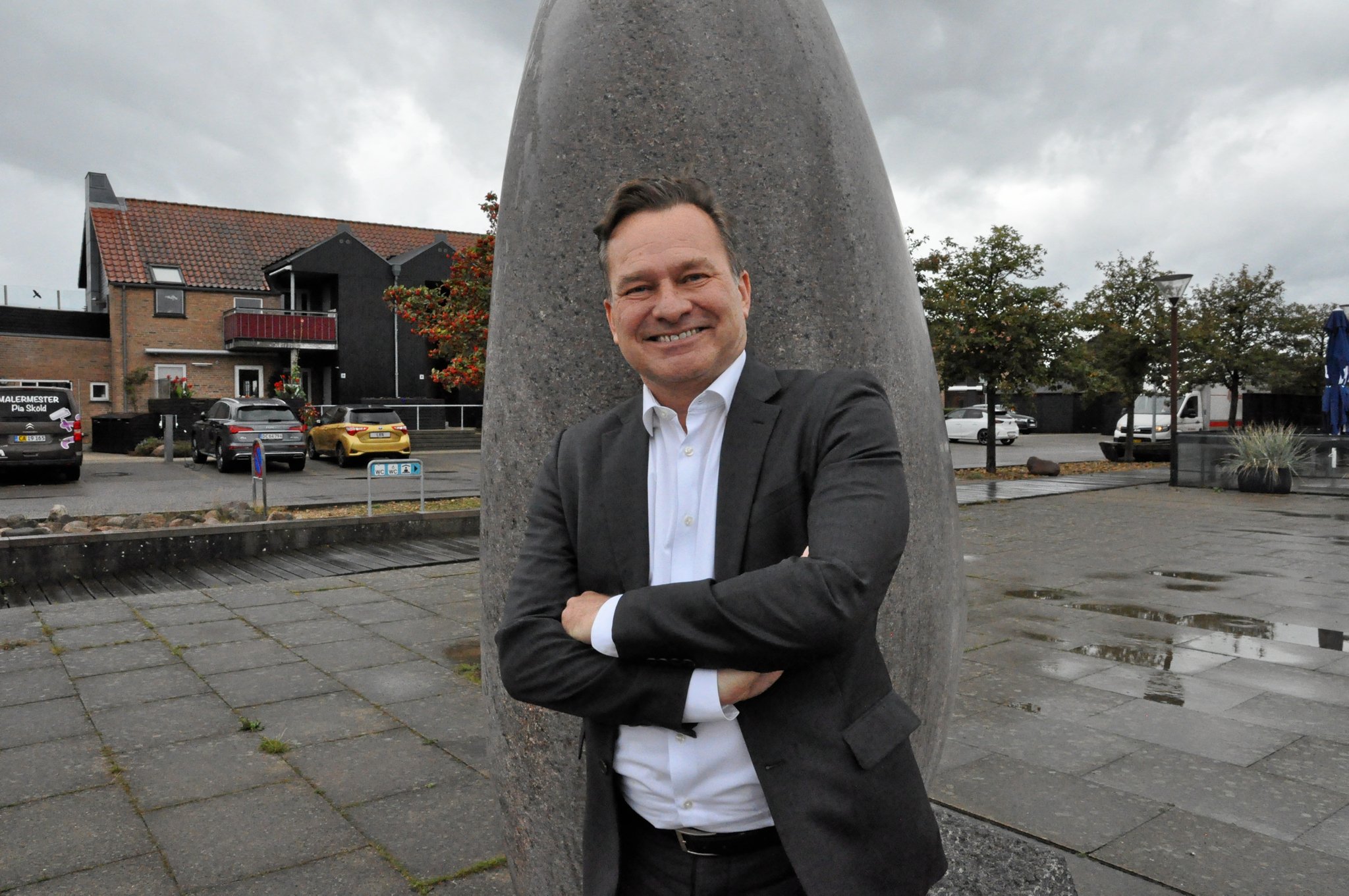 Jens Hald var i en årrække en af de mest markante politiske profiler i Roskilde- og Lejre-området. Han sad i Roskilde Byråd, var borgmester i Lejre Kommune og medlem af Folketinget for Venstre. I dag er han direktør for Frederikssund Erhverv, hvor han som følge af sagen har været hjemsendt en periode.