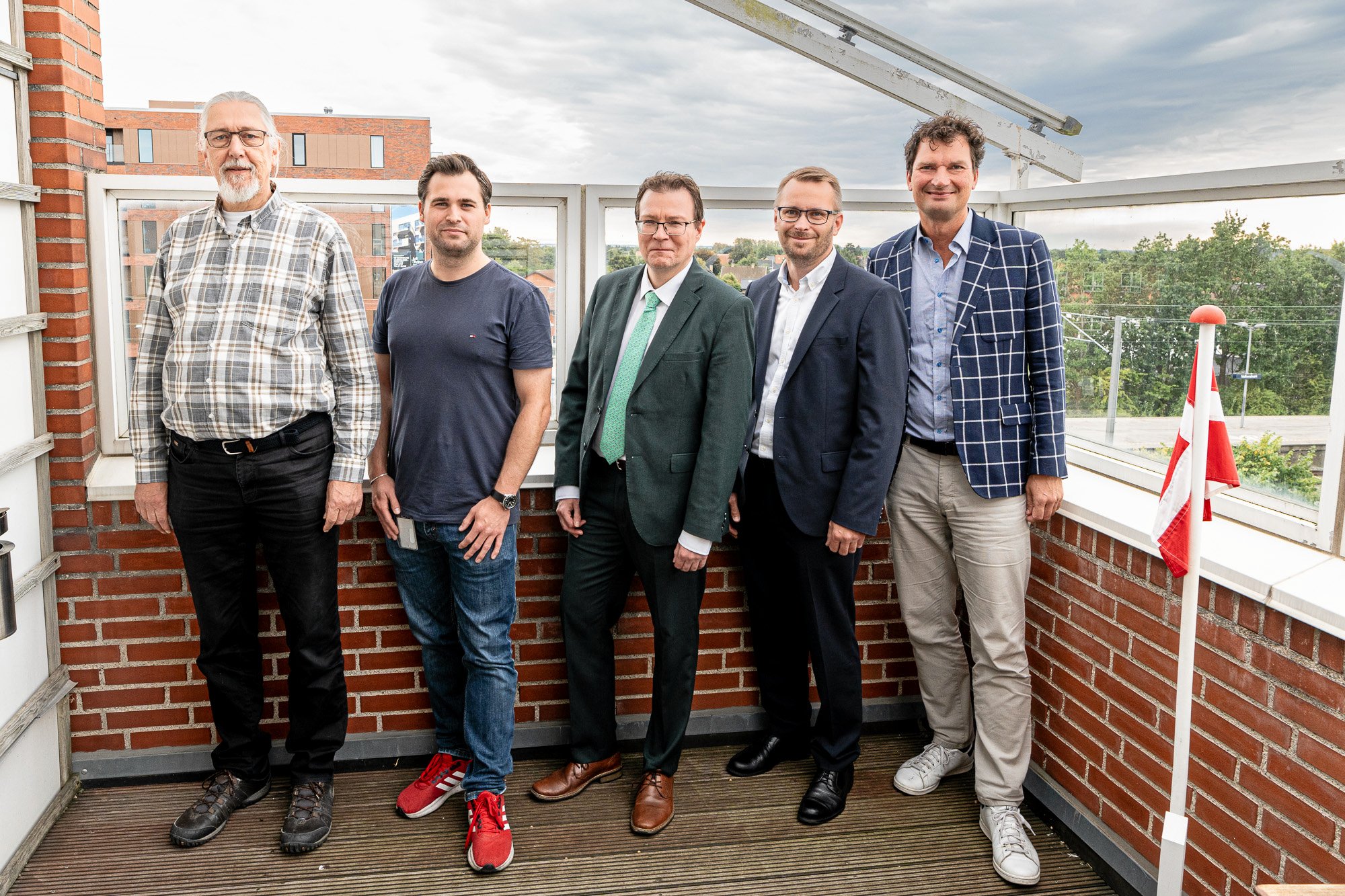 Vallensbæk Kommunalbestyrelse indgår budgetforlig for årene 2025-2028. Fra venstre er det Enhedslistens Jens Ove Bay, SF's Christian Skou Larsen, Dansk Folkepartis Kenneth Kristensen Berth, Socialdemokratiets Martin Nielson og Konservatives Henrik Rasmussen.