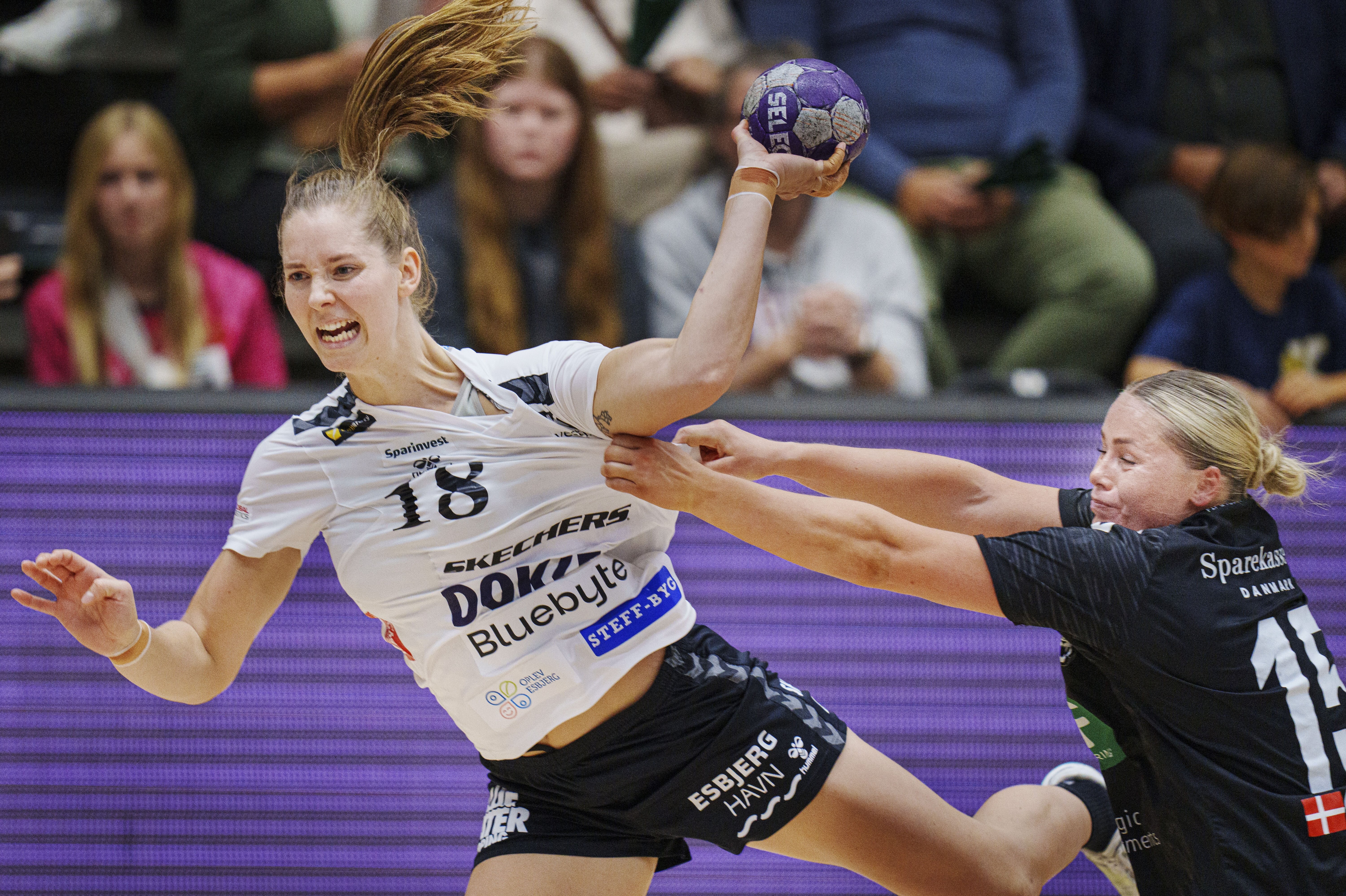 Team Esbjergs Mette Tranborg slider sig forbi København Håndbolds Emma Navne onsdag aften i Frederiksberg-Hallerne.