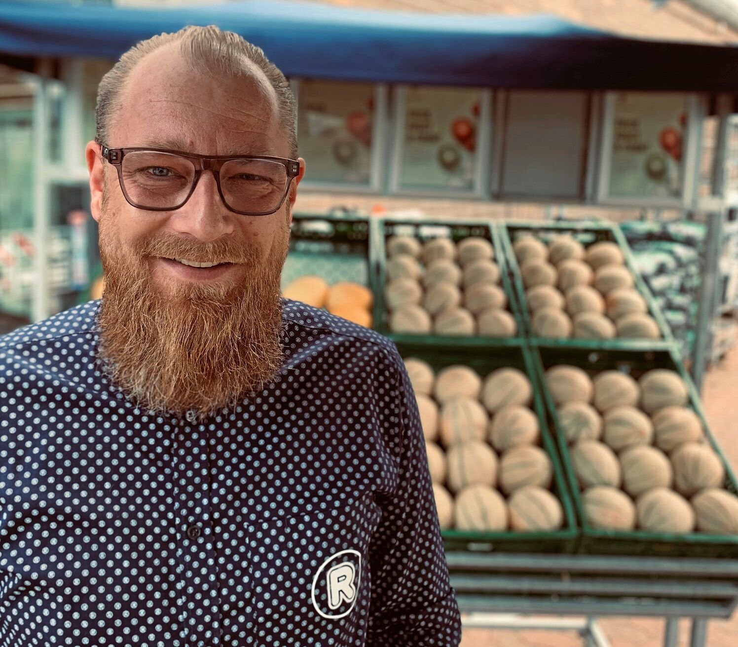 Martin Kjær står klar i den nye butik.