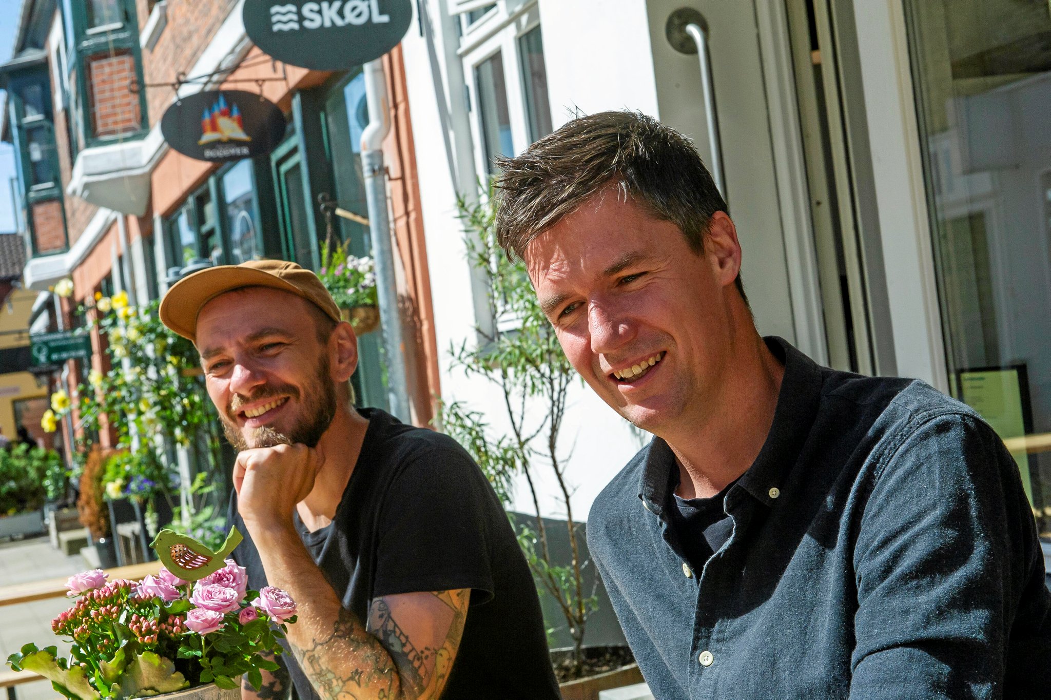 Søren Holst Frøkiær og Klaus Peter Nielsen driver sammen Skøl Brygkompagni i Skibbrogade i Kalundborg. Makkerparret vil gerne hjælpe med at få mere kultur til byen, og løsningen er i første omgang blevet et nyt samarbejde med Kulturhus Gimle i Føllenslev.
