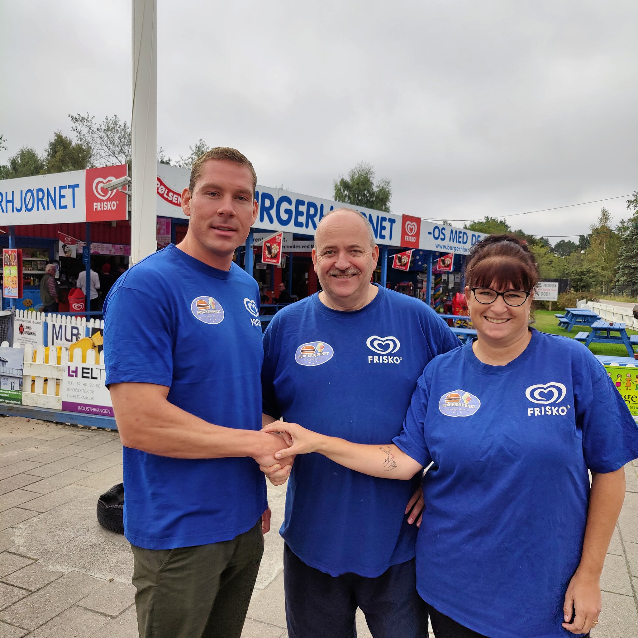 Morten Nielsen, Søren With og Airyn With giver hånd på, at nu er Burgerhjørnet solgt.
