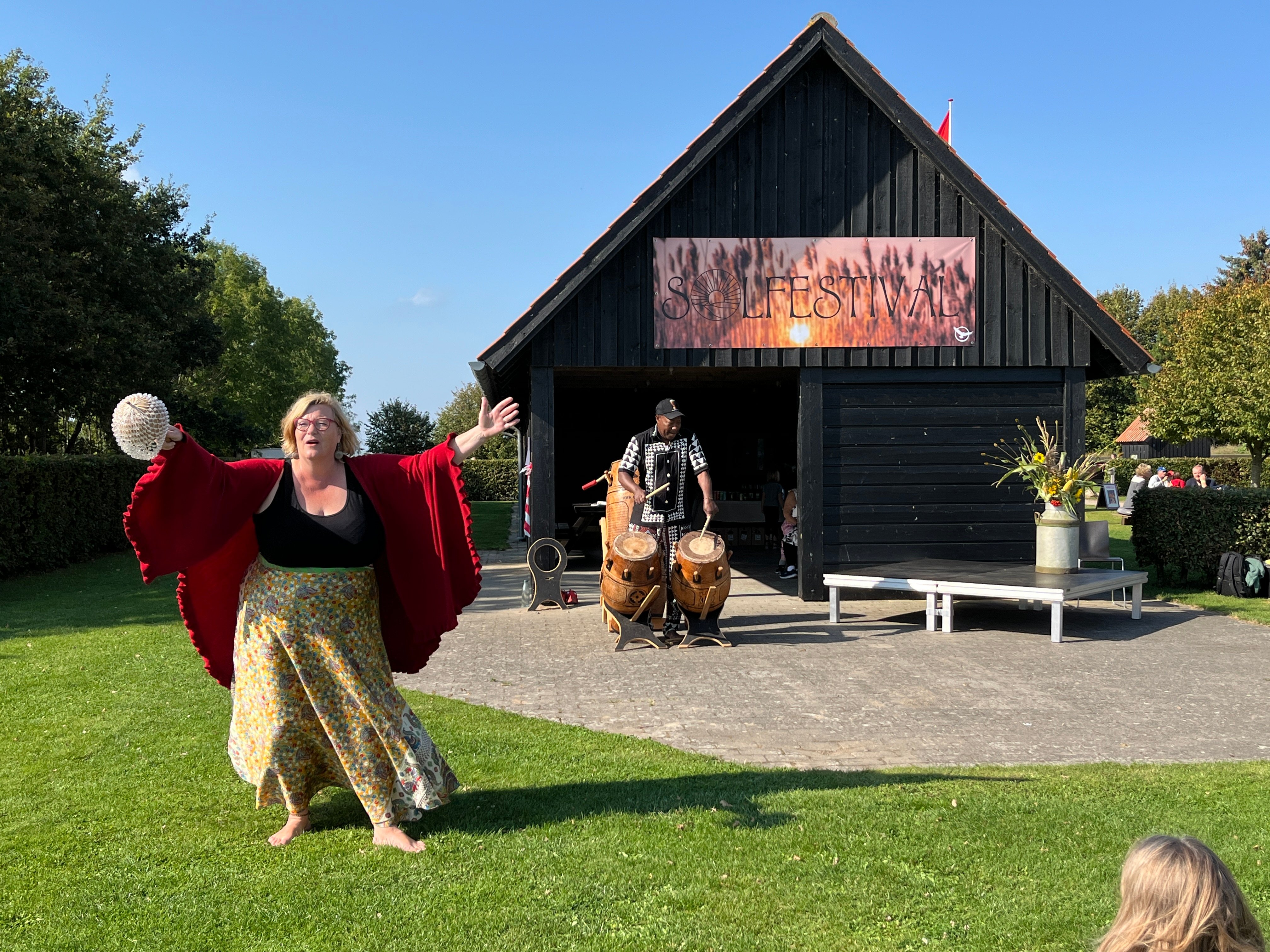 En solhilsen i kraftsang med trommer som bagtæppe markerede åbningen på søndagens solfestival.