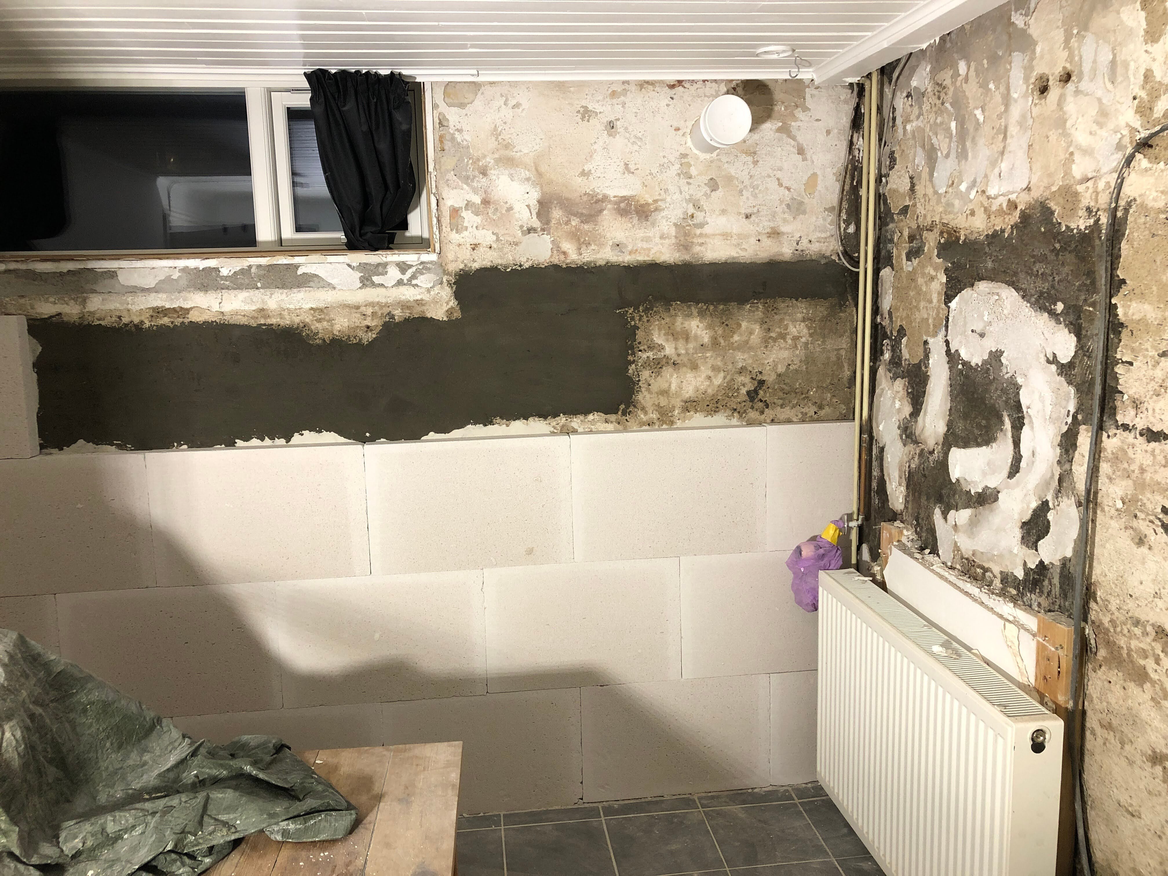 Det er svært at undgå fugt i en gammel kælder, derfor gælder det om at holde fugten under kontrol, så det ikke trænger op i bjælkerne i etageadskillelsen og længere op i huset.