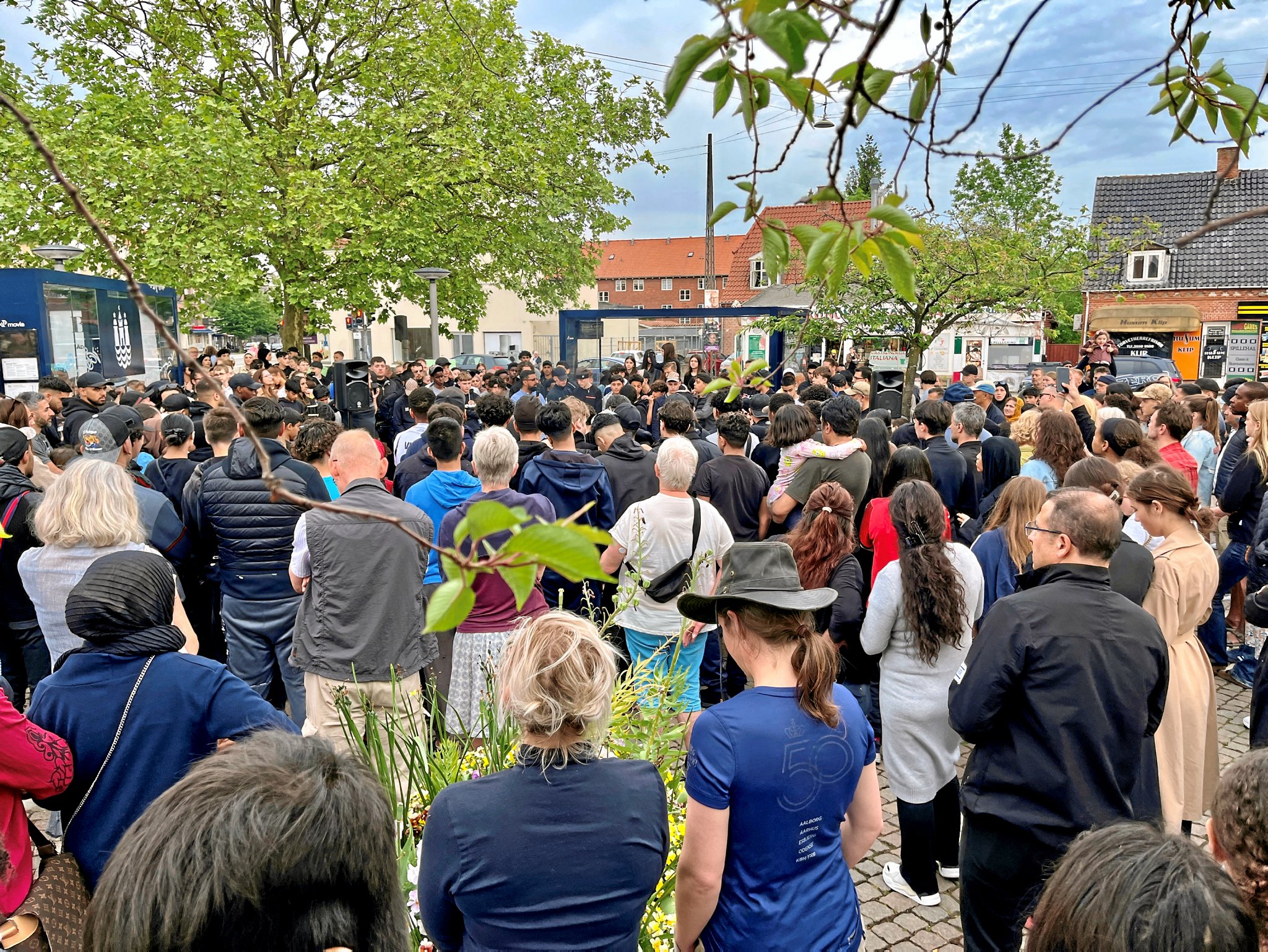Fakkeltoget i Husum om søndagen efter drabet onsdag i maj, sluttede på Husum Torv.