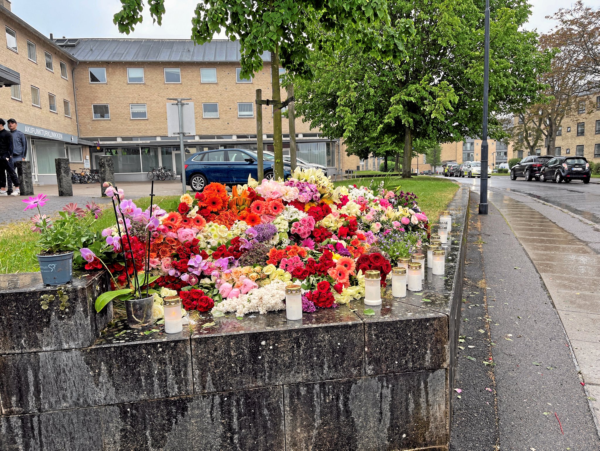 Blomster på gerningsstedet, hvor en 15-årig dreng blev dræbt.
