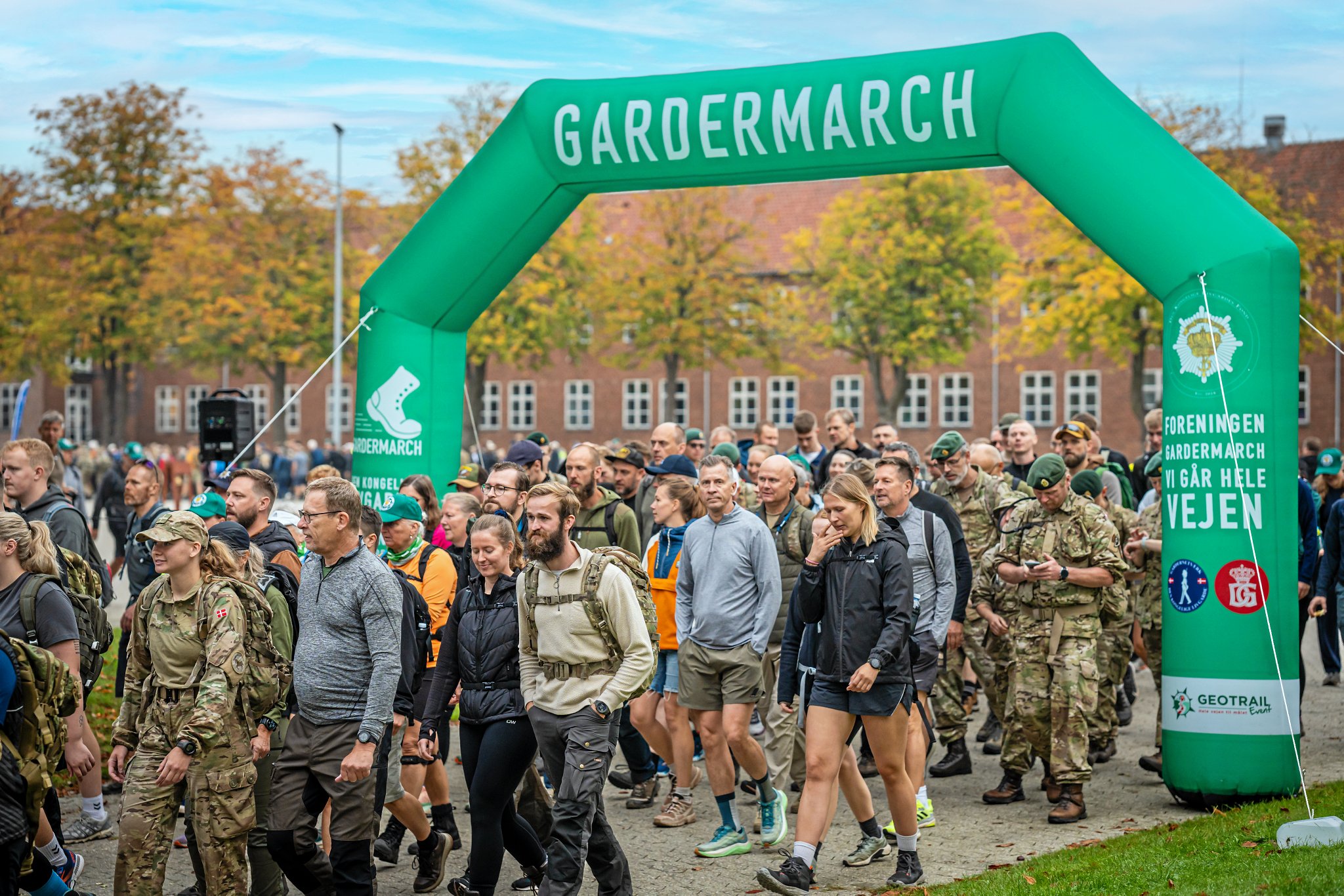2500 deltagere ved udmarch fra Garderkasernen.