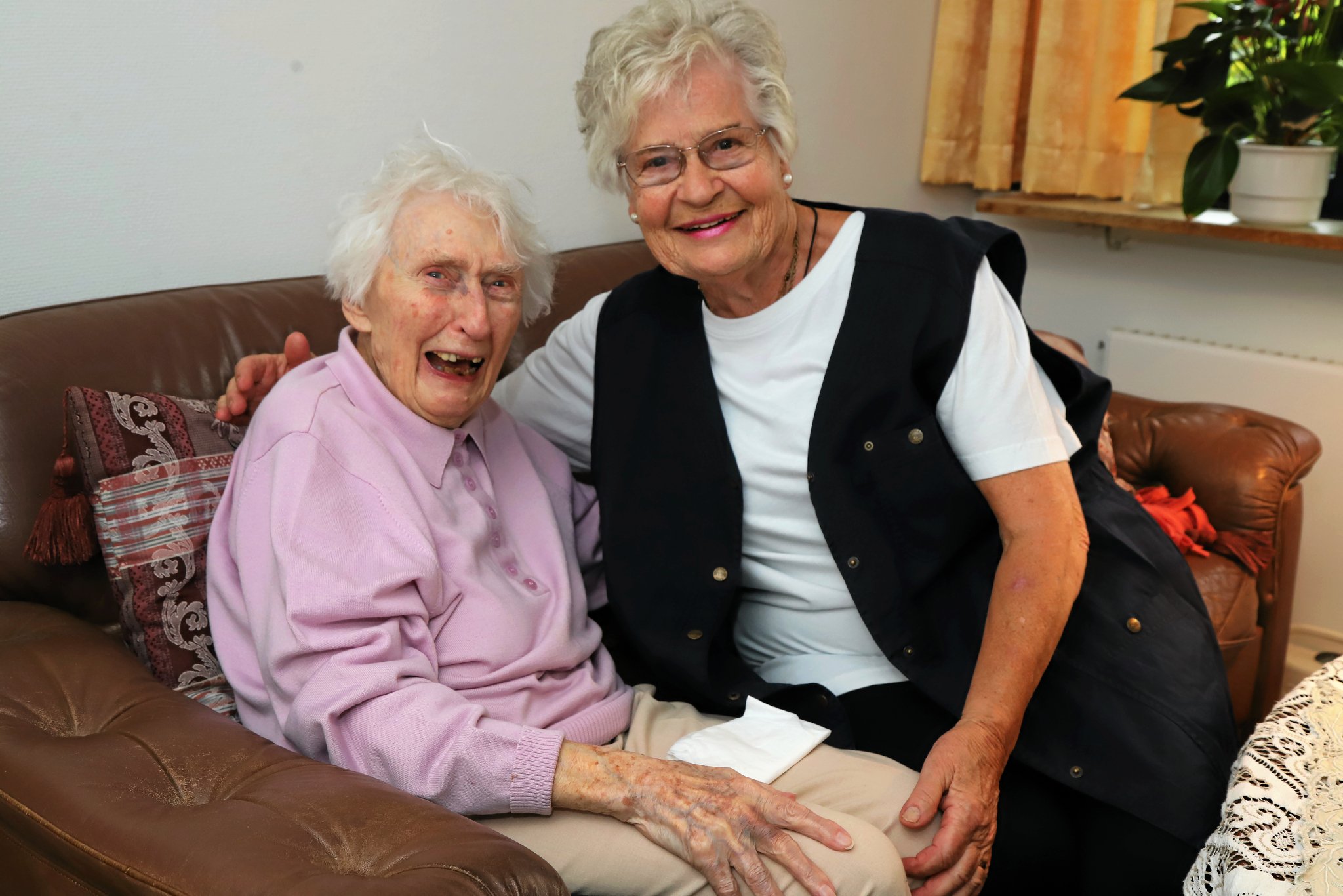 83-årige Ulla Johannessen (th.) på besøg til en lille hyggestund hos beboeren Kirsten.