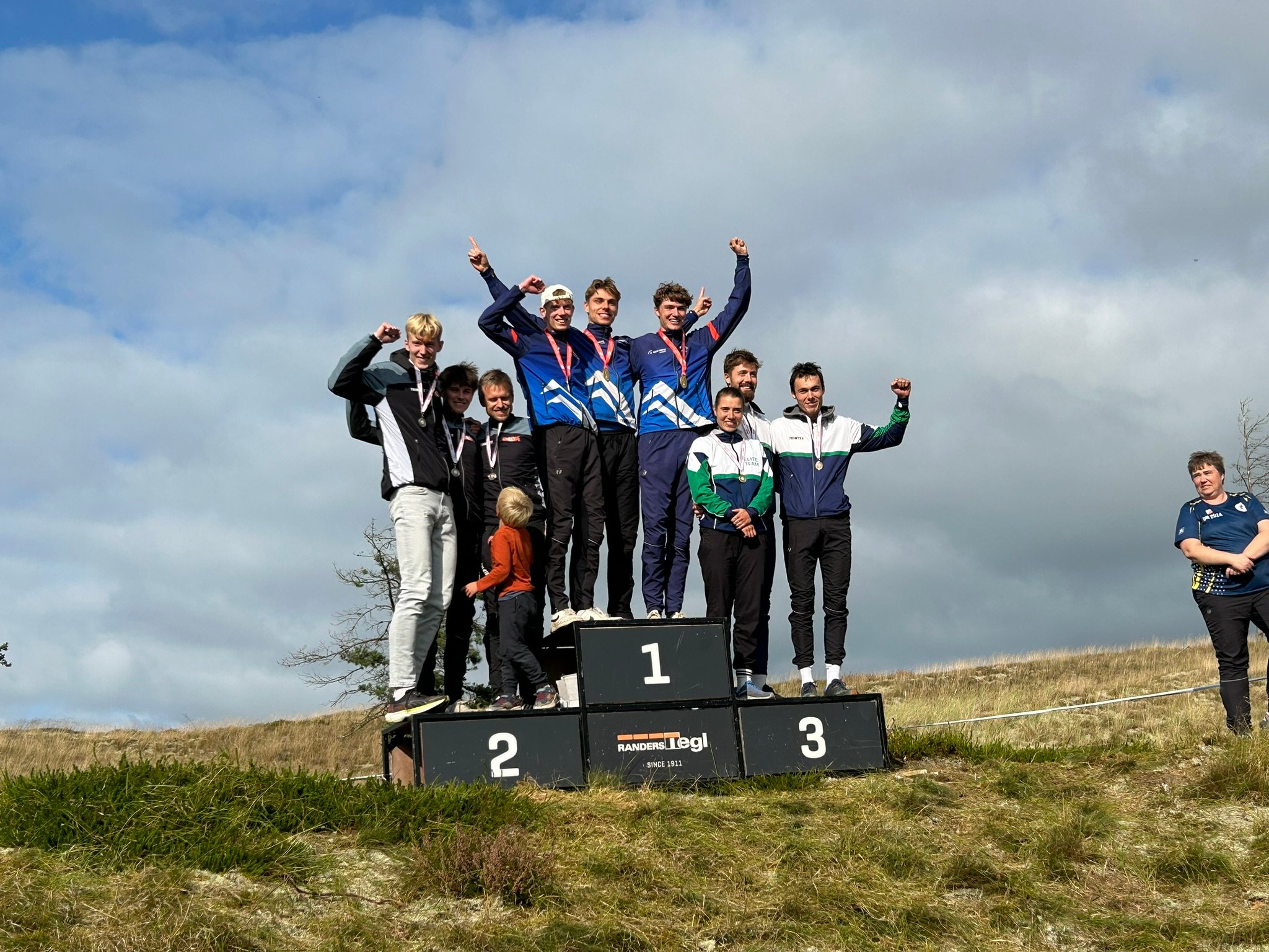 Hans Grønborg Nielsen, Theis Munktved og Oscar David Broman Jensen på præmieskamlen med deres første seniormedalje.