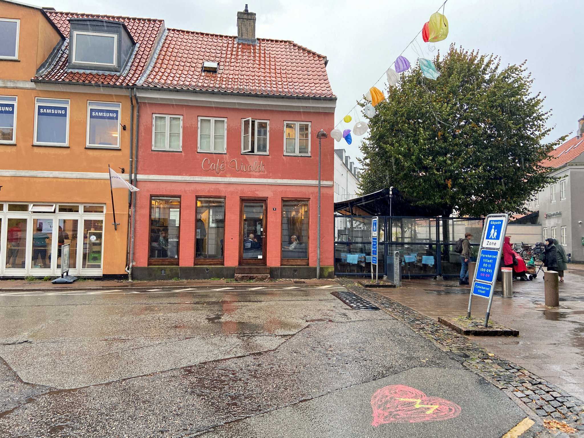 En voldsom episode fandt sted her på denne café 2. november 2017 lidt efter klokken 13 foran flere uskyldige vidner.