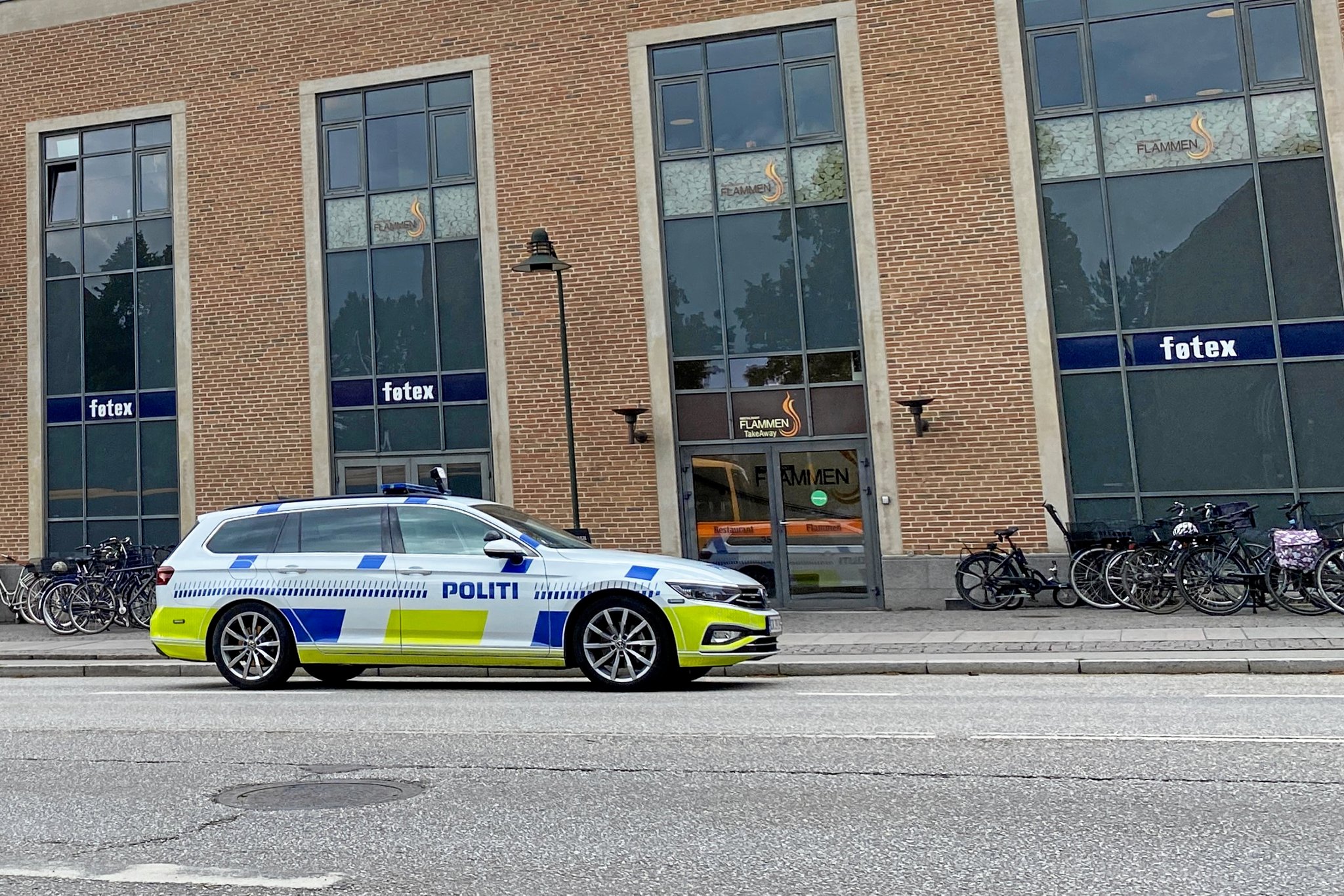 En ung mor kom til at smække sit spædbarn inde i en brandvarm bil lørdag eftermiddag.