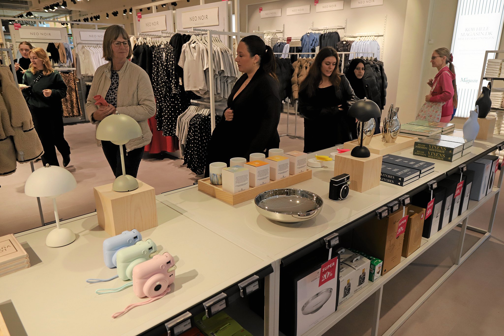 Det var mange mennesker, da Magasin åbnede i Slotsarkaderne i september.