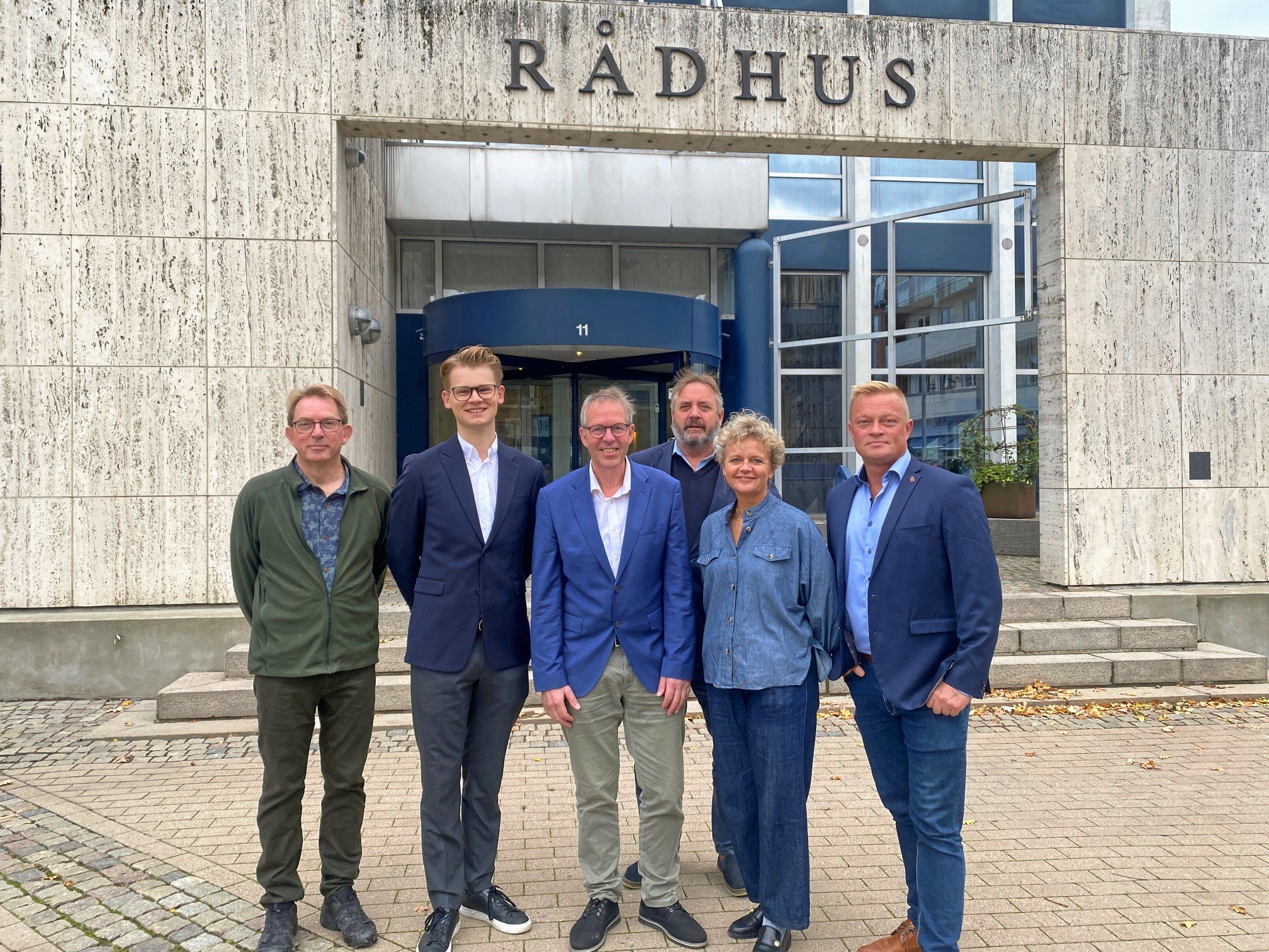 Tilfredshed med resultatet hos forligsmagerne. Fra venstre Jørgen Grüner (SF), Nikolaj Bjørk Christensen (V), borgmester Knud Vincents (V), Troels Brandt fra Radikale Venstre, Jane Dahl Det Konservative Folkeparti og Josh Bjørkman fra Nye Borgerlige.