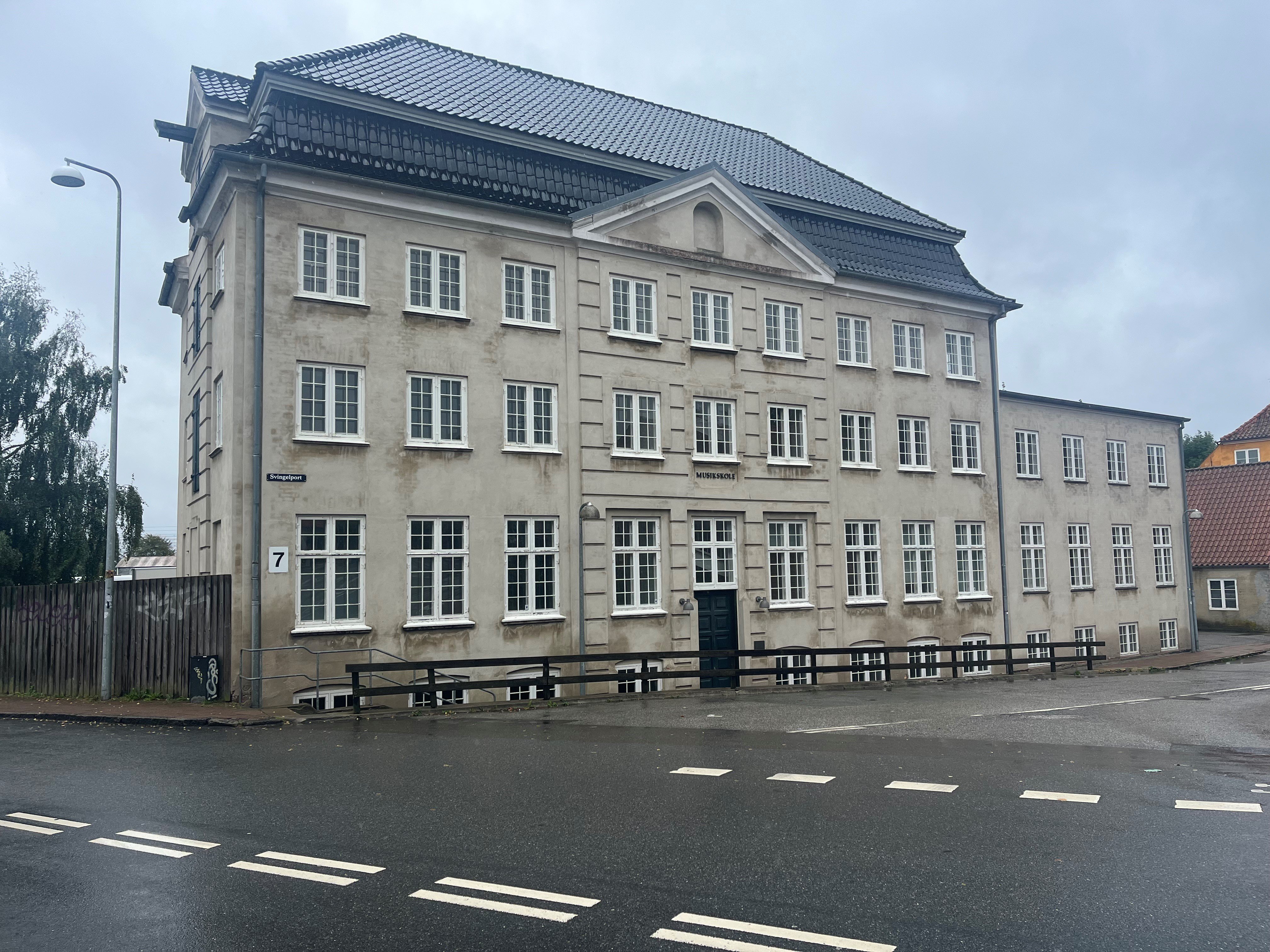 Den palælignende bygning er fredet, og er et eksempel på den velstand, som prægede byer som København og Helsingør i den florissante periode i 1700-tallet.