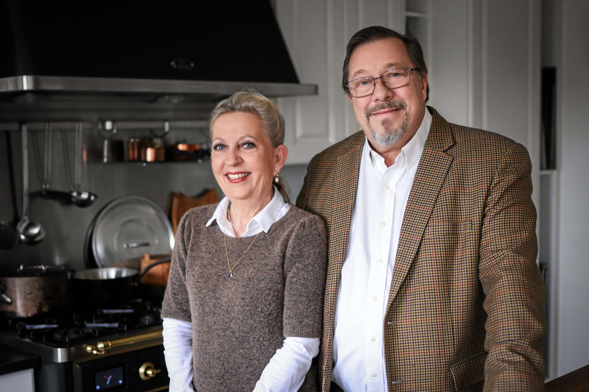 Ægteparret Anette og James Price bor i Hørsholm og debuterer nu som krimiforfattere.