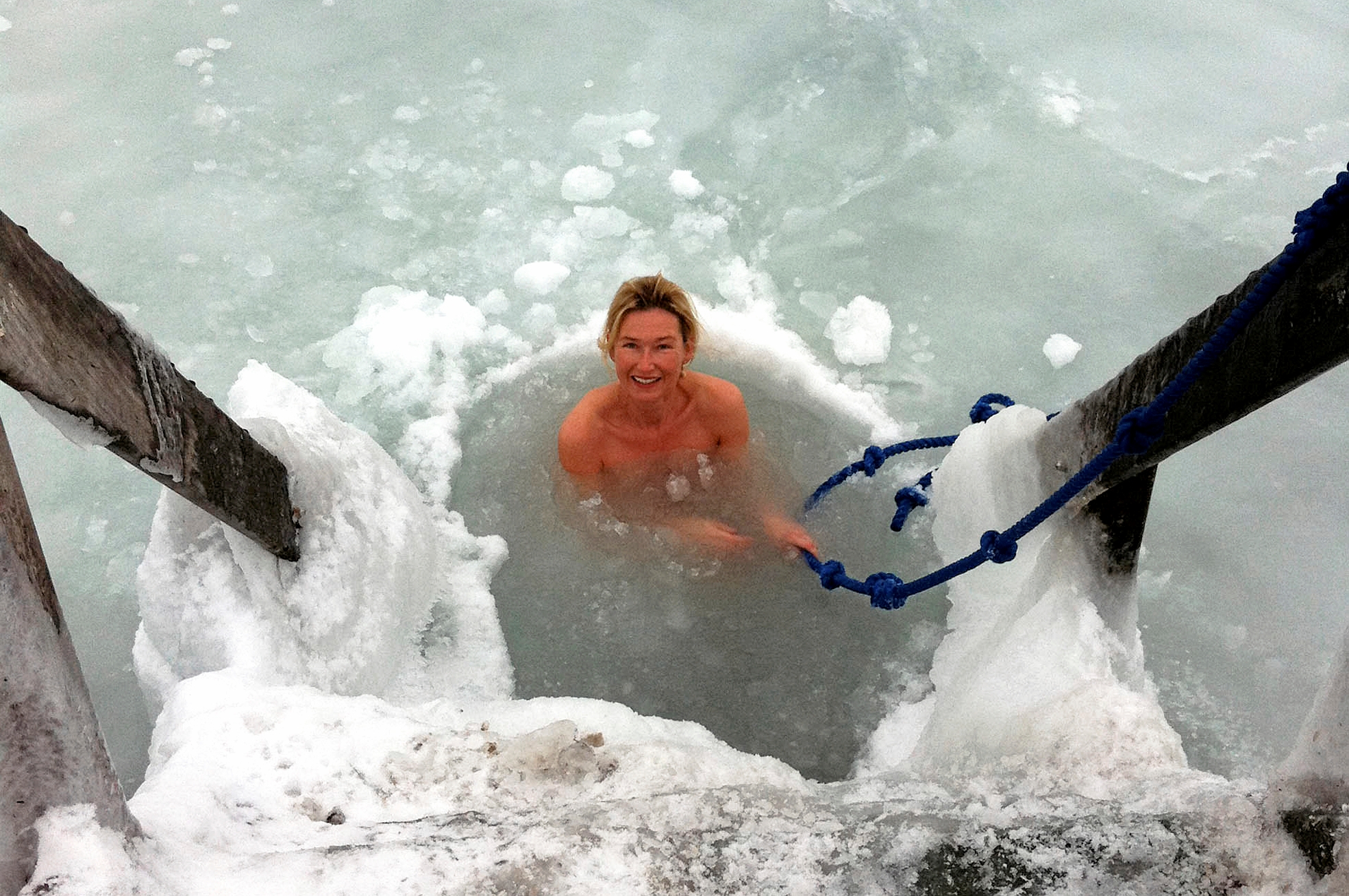 Rigtig isvinter var der i 2013 med badning i isklumper, hvor der kun var en smal passage på badetrappen for Lenette Jäpelt fra Hørsholm-Rungsted Vikingelaug. - Arkiv Rigtig isvinter var der i 2013 med badning i isklumper, hvor der kun var en smal passage på badetrappen for Lenette Jäpelt fra Hørsholm-Rungsted Vikingelaug.