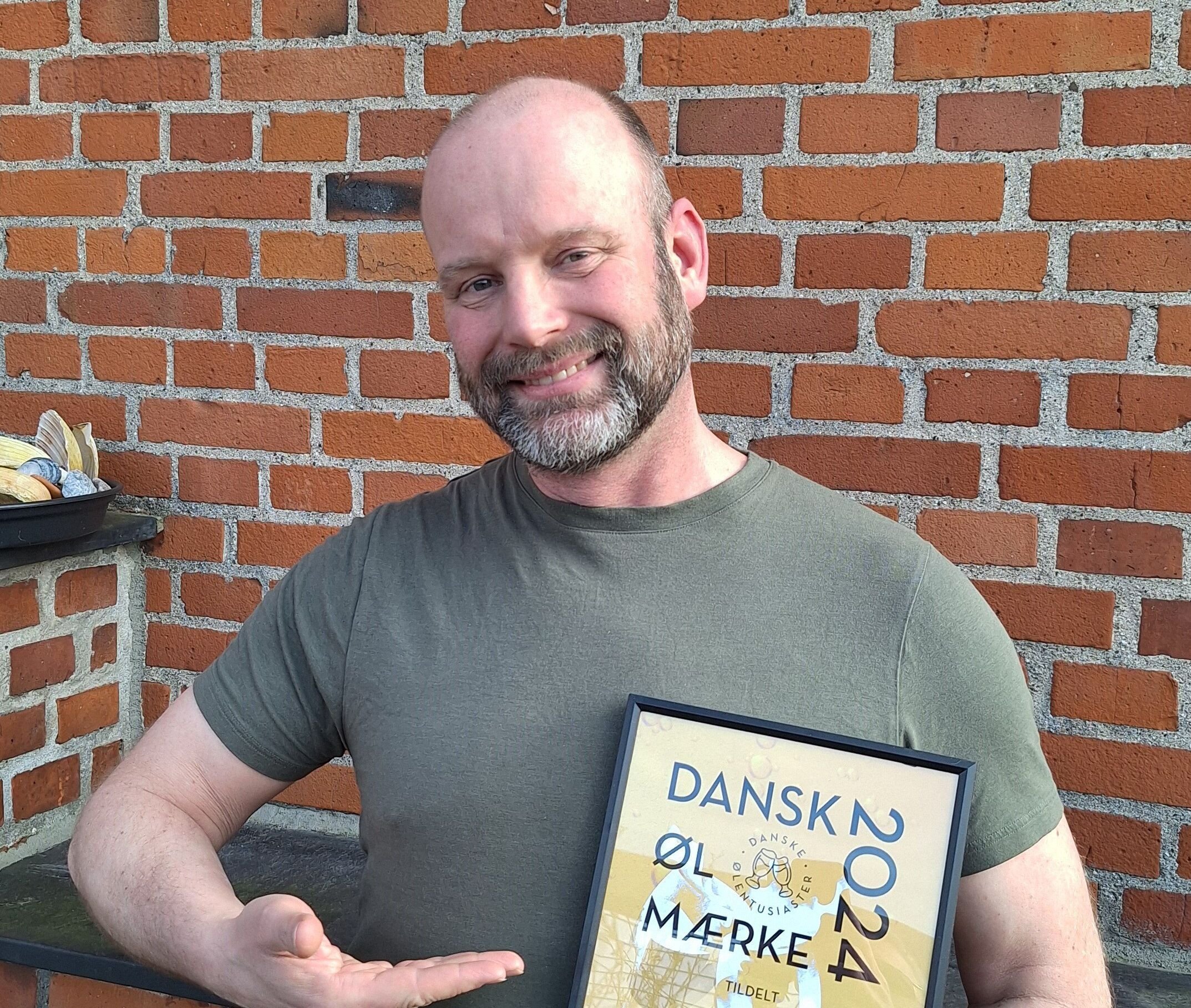 Her har Micheal Lind Olsen fået overrakt en pris fra Danske Ølentusiaster: Danske Ølmærke 2024, de overrækker til steder hvor man kan få en særlig øloplevelse.