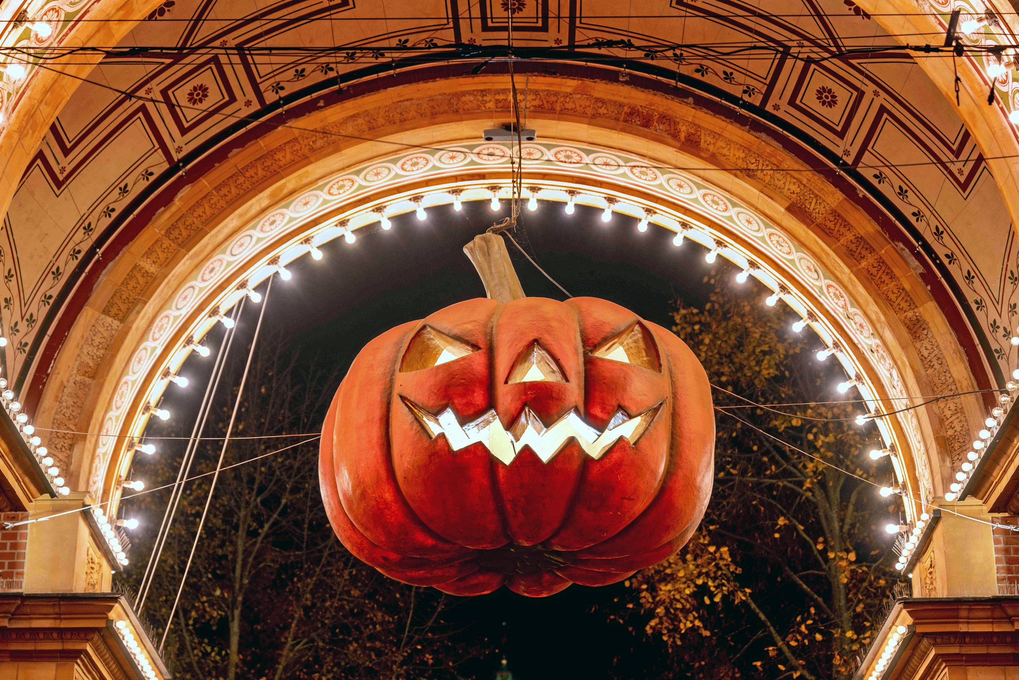 Tivoli åbner snart til halloween, og Ugebladet sætter to gange fire entrébilletter og turpas på højkant i en konkurrence.