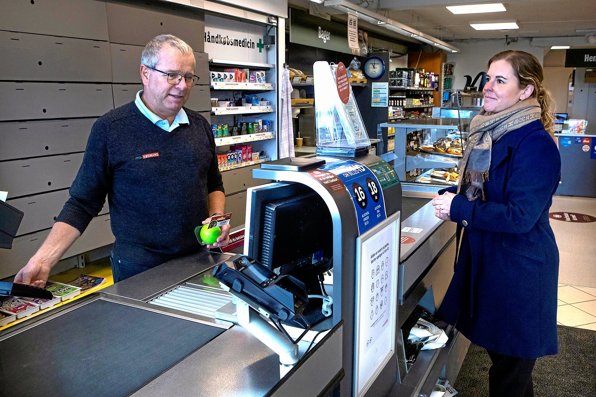 I "gamle dage" var det Susie Jessen, som stod bag kassen. Nu bliver hun betjent af sin tidligere chef, købmand Lars Andersen.