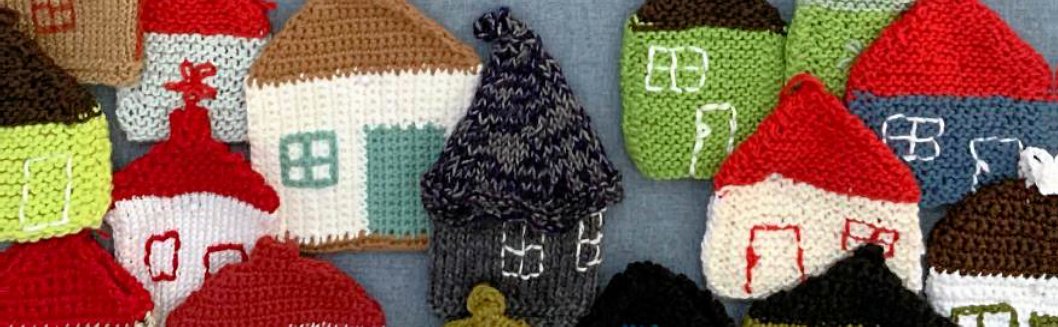 I Kirkens Korshærs genbrugsbutik kan man støtte de hjemløse ved at strikke et hus, som samles til en vægollage.