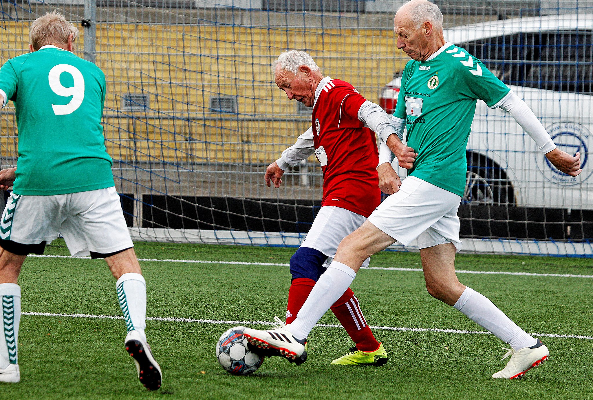 Team Roskilde i de røde trøjer mødte AB i en fodboldkamp, der var den første af sin slags.