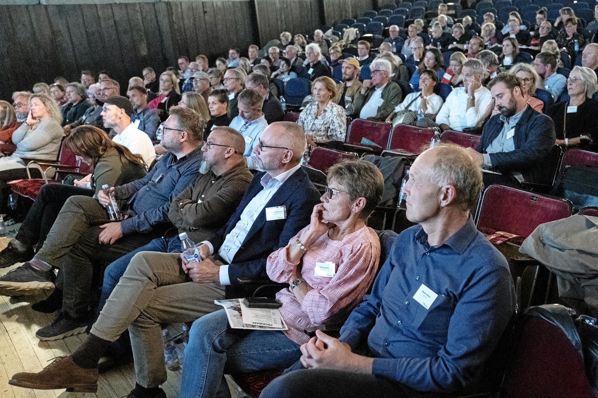 Omkring 140 tilhørere deltog i aftenen. Blandt dem var både lokale erhvervsfolk, repræsentanter fra foreningslivet, kunstnere og politikere. - Anders Ole Olsen Omkring 140 tilhørere deltog i aftenen. Blandt dem var både lokale erhvervsfolk, repræsentanter fra foreningslivet, kunstnere og politikere.