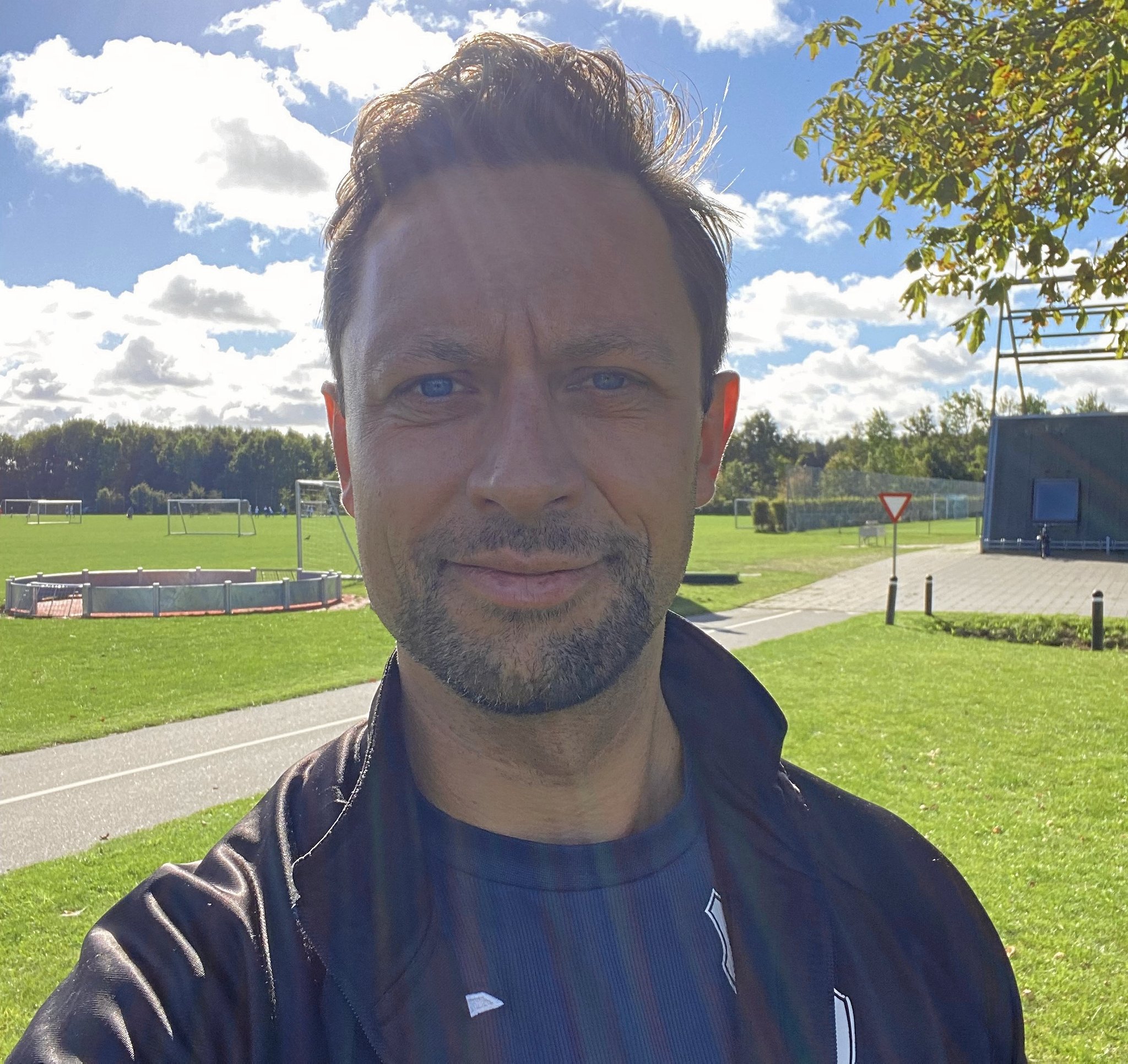 Lars Bech-Jørgensen, Allerød Fodbold Klub: - Jeg er undervejs i debatten blevet mødt af flere stråmænd og tillagt mange vanvittige holdninger og hensigter, blandt andet at jeg skulle være ligeglad med miljøet, naturen og børnenes sundhed. Det er ærlig talt ret vildt!