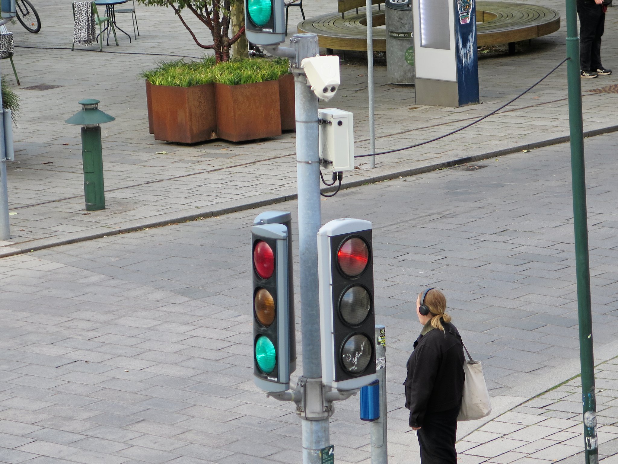 Oven over lyssignalet sidder en sensor, der registrerer, hvor mange mennesker der passerer. Tallene indikerer, at flere var inde i bymidten, mens Stændertoret var bilfrit, end tilfældet var i de samme måneder i 2023.