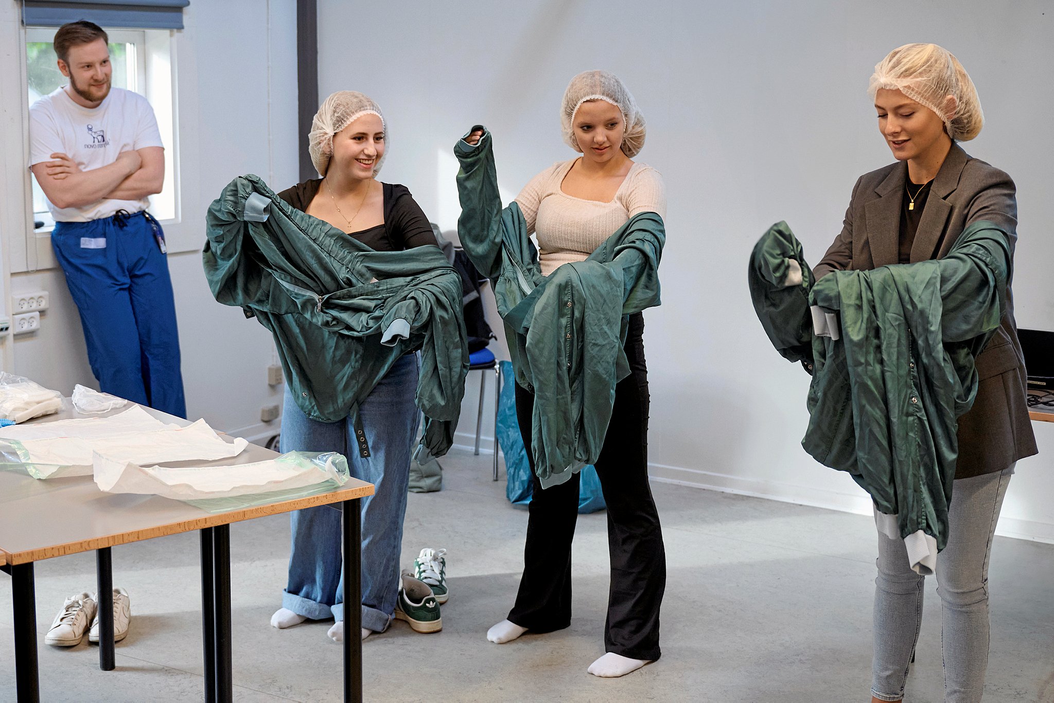 Cecilie Blicher og Mads Faurgaard Kulager Pedersen, som begge er elever hos Novo Nordisk, delte deres erfaringer som procesoperatørelever og gav et inspirerende indblik i hverdagen som procesoperatør. Eleverne fik også mulighed for at prøve sikkerhedsdragter.