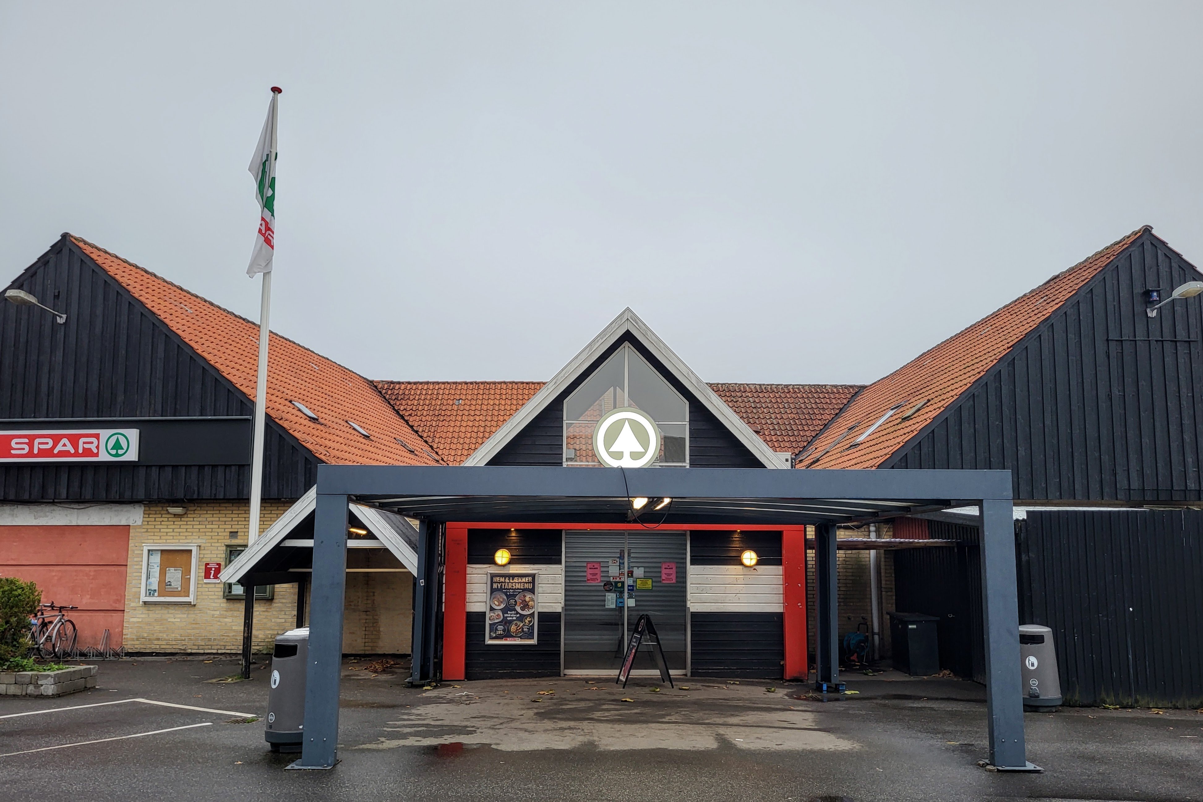 Entreprenørens konkurs har midlertidigt sat byggeriet af den nye Spar-butik på Smedestræde i Rørvig i bero.