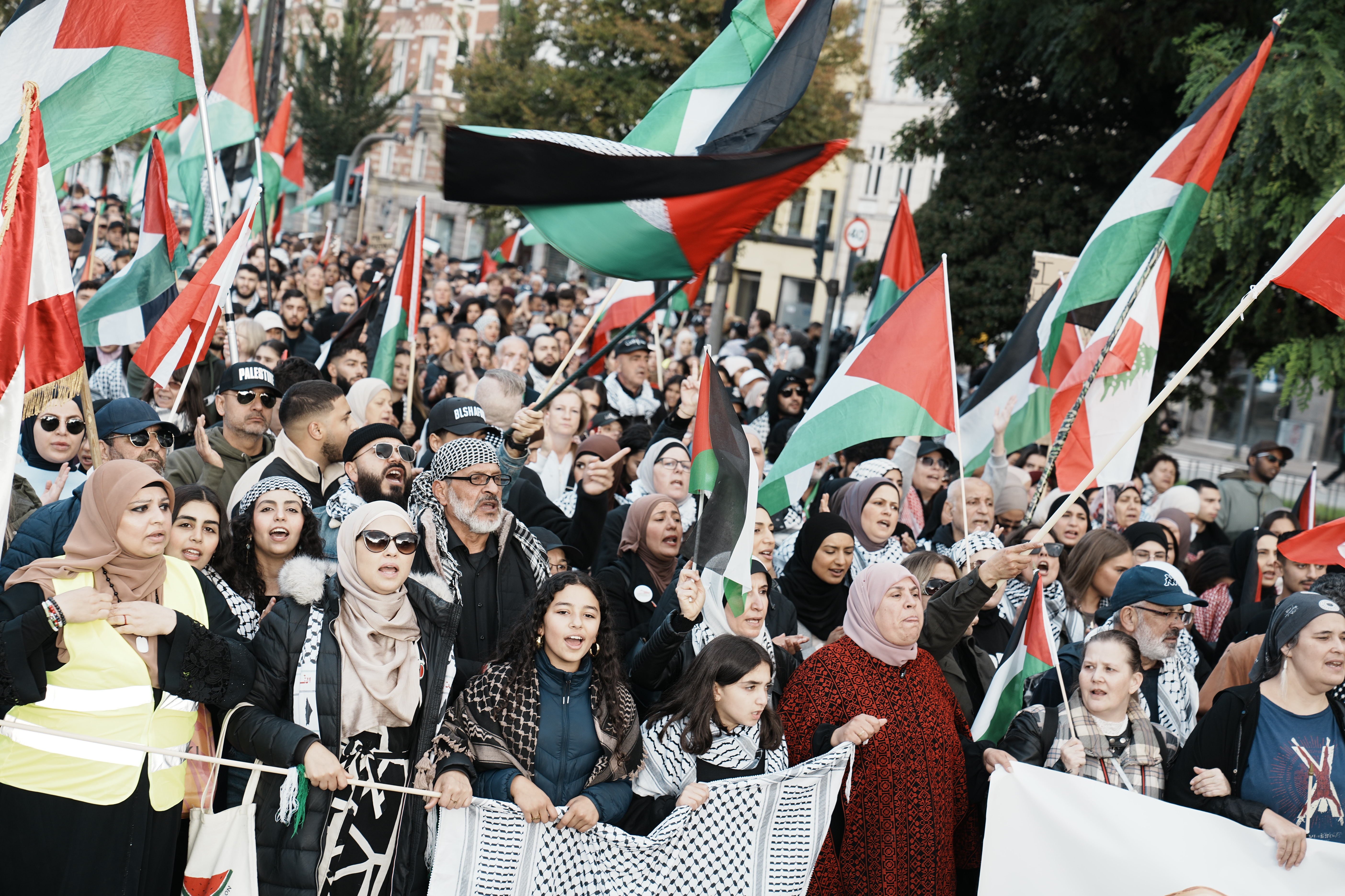 Alle På Gaden For Et Frit Palæstina-initiativet afholder demonstration som går fra Esplanaden til Rådhuspladsen i København lørdag den 5. oktober 2024