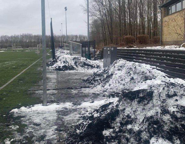 Her ses snerydning på Hillerød Stadion og granulat på en bane, det sorte er granulat. Ikke alle kan forestille sig, hvilket “ miljøsvineri “ der er forbundet med disse baner, mener DN.