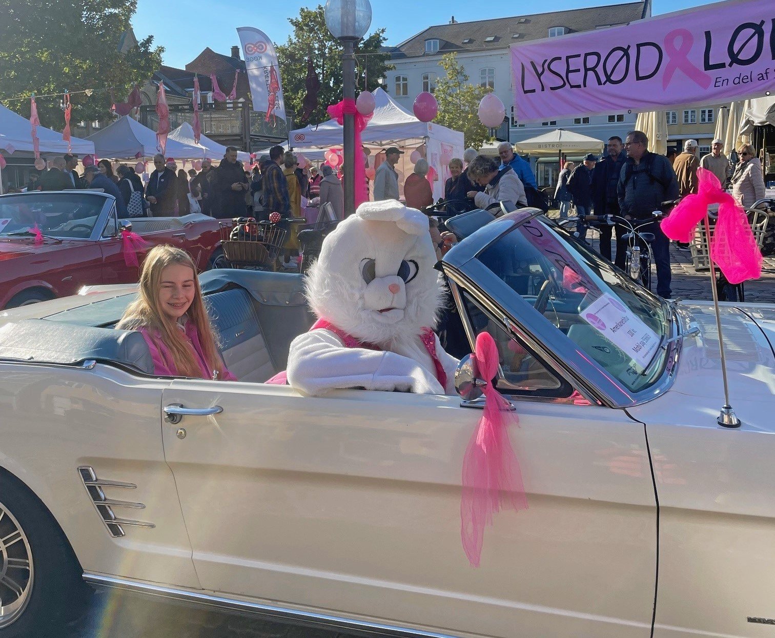 Både amerikanerbiler og kaninmaskotten er klar til Lyserød Lørdag på Torvet igen i år.