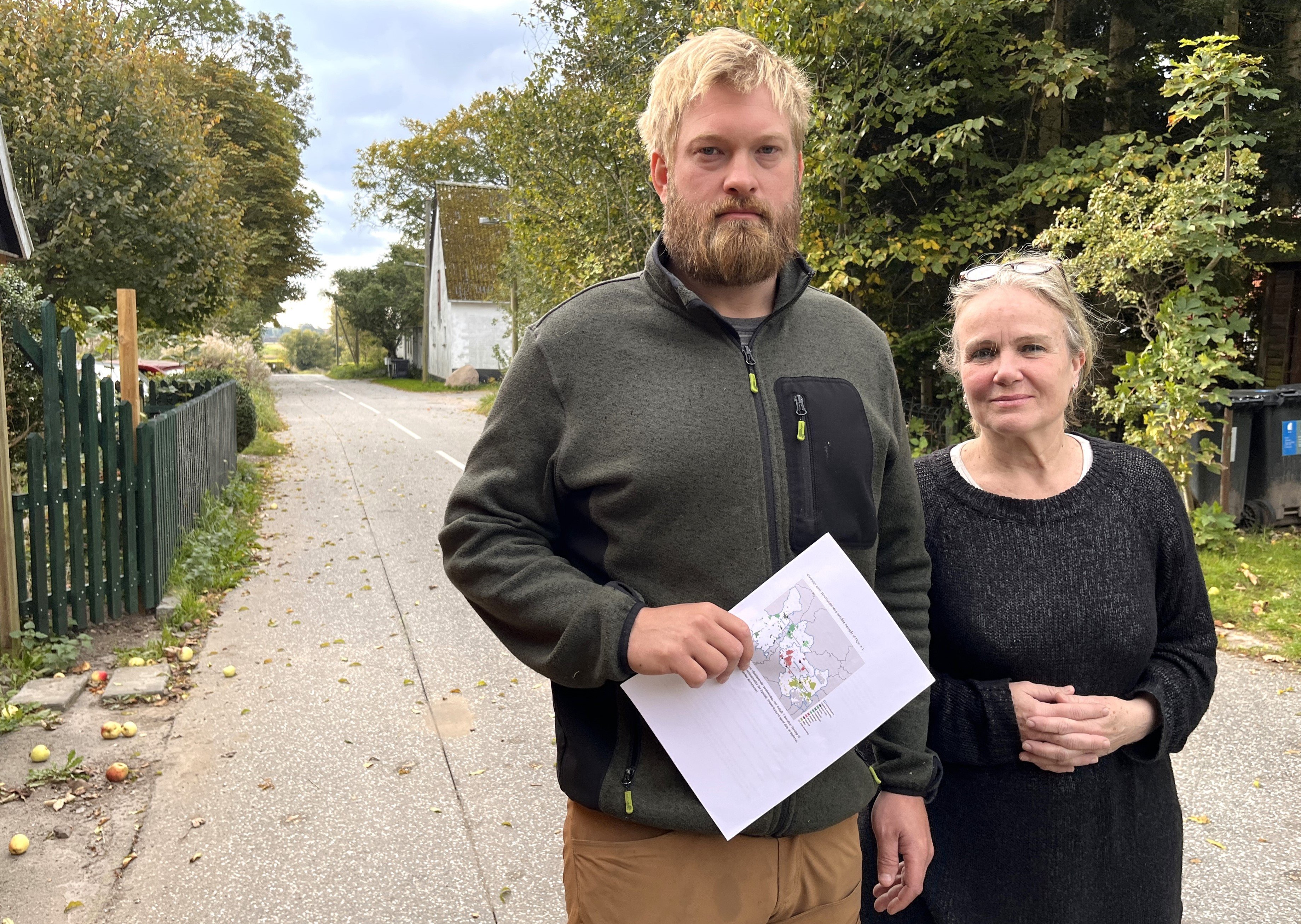 I det åbne landskab bag gården vil tre kommuner samle og rense toilet-, opvaske- og badevand for 200.000 borgere. Marianne Seistrup og Kresten Ringlebjerg advarer. De mener, at planen er uholdbar.