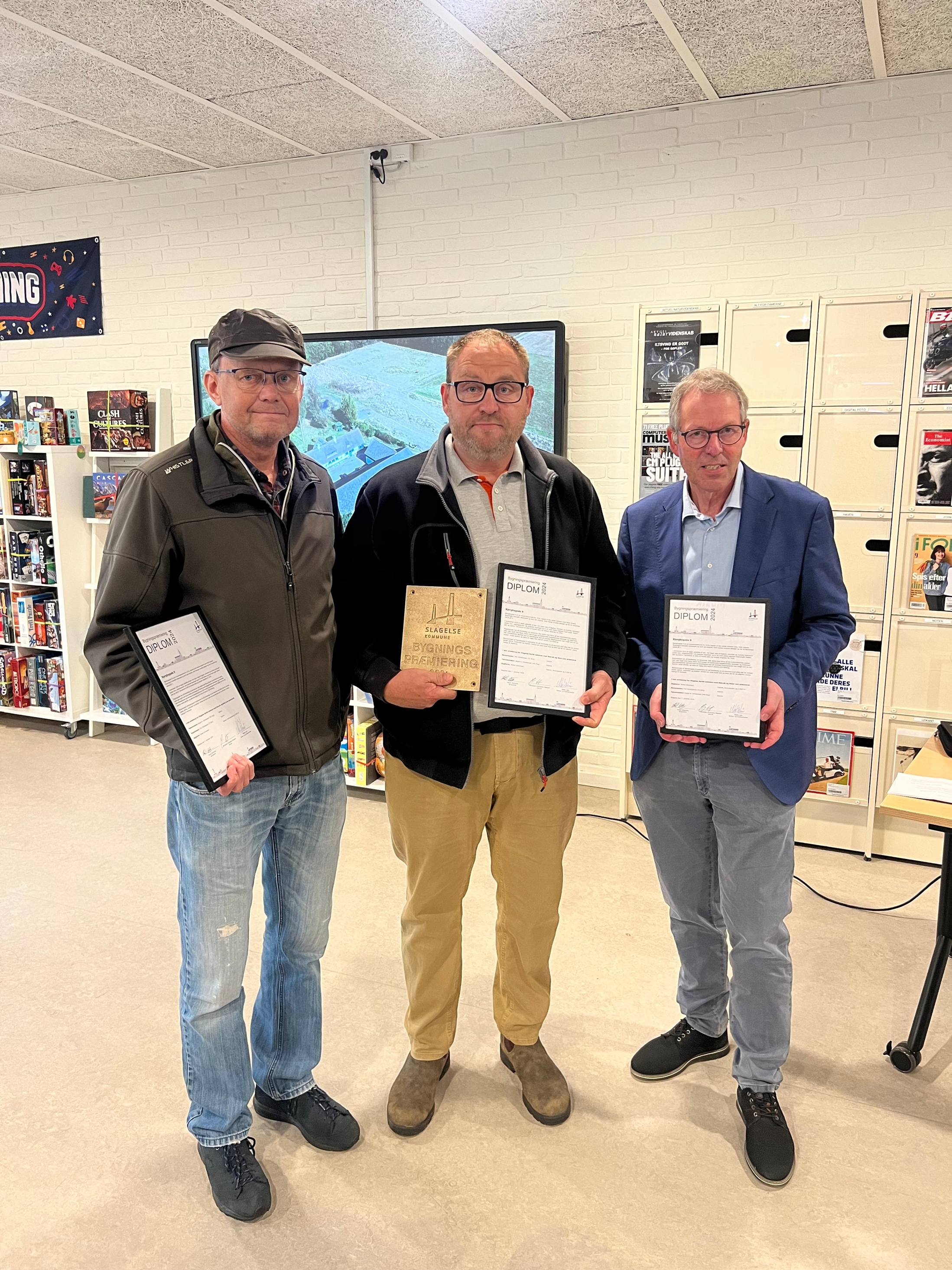 Her ses Torben Simonsen og Jesper Christensen sammen med borgmester Knud Vincents ved præmieoverrækkelsen. - Peter Rubek Utzon Her ses Torben Simonsen og Jesper Christensen sammen med borgmester Knud Vincents ved præmieoverrækkelsen.