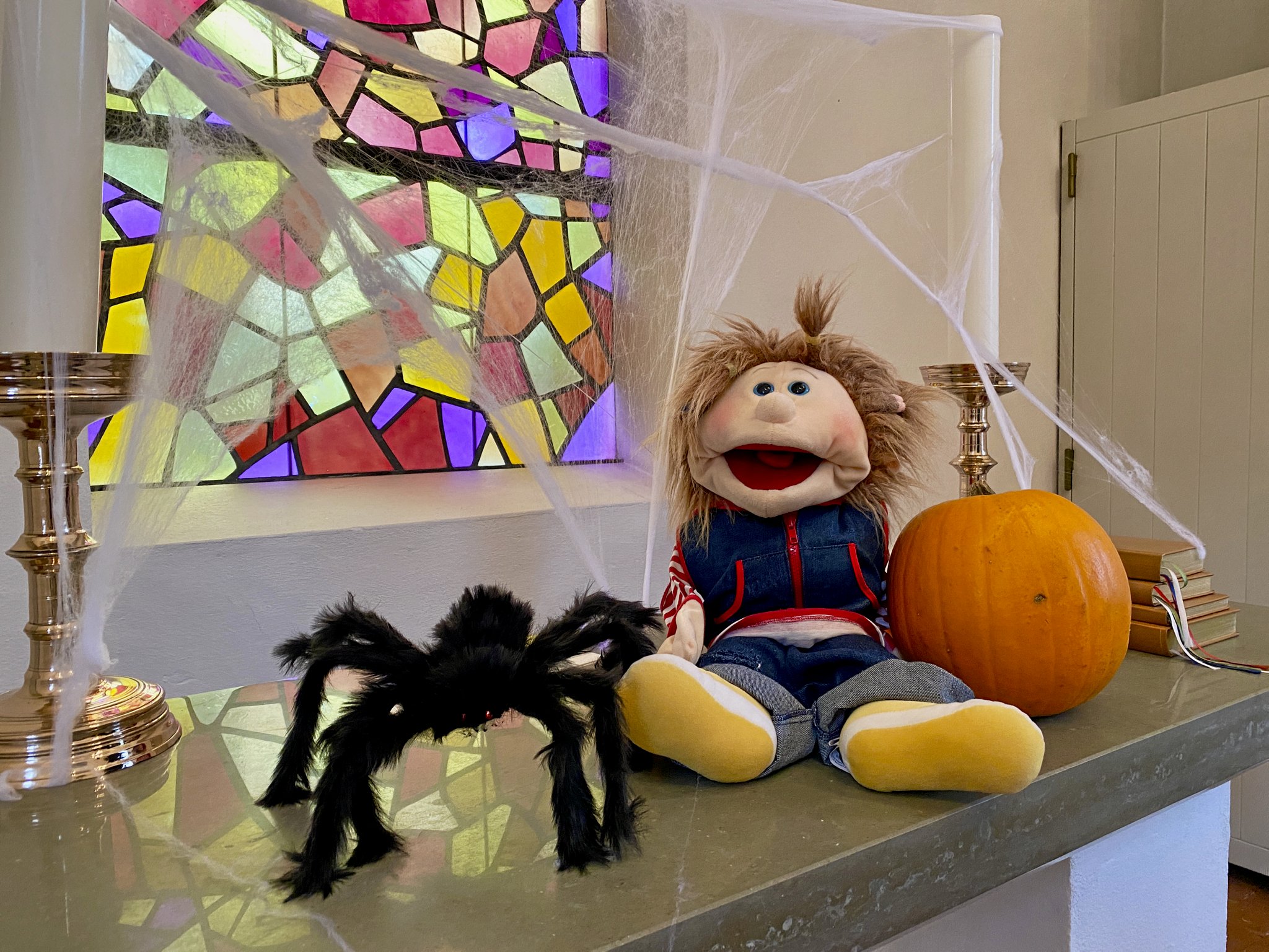 Til halloween-gudstjeneste i Herstedøster Kirke går jagten også ind på kirkedukken Vims.