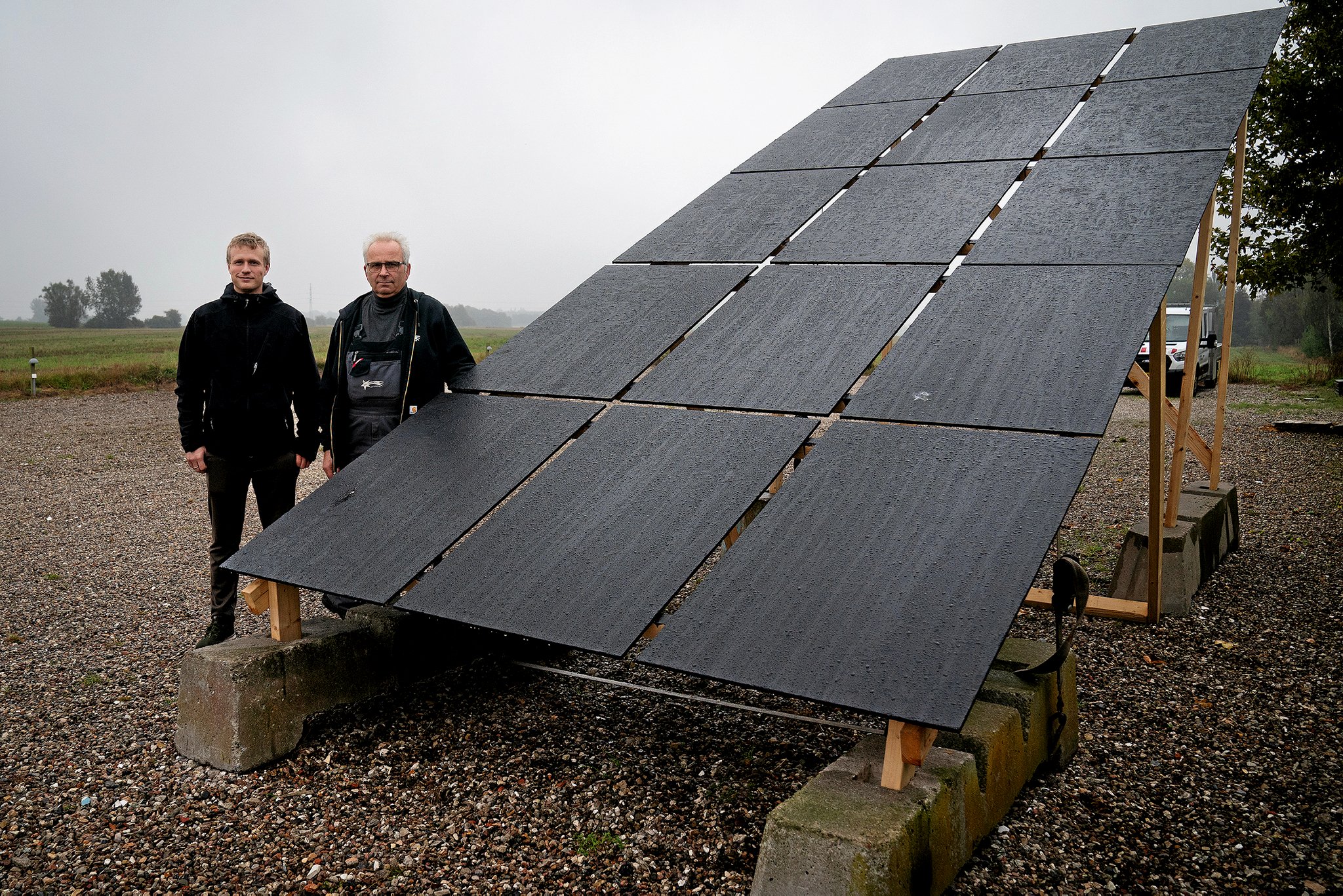 Lasse Bach og Mads Peder Christensen har fået fremstillet en model af et solcellepanel, som der ifølge planen skulle have stået 164.000 af omkring Fodby.