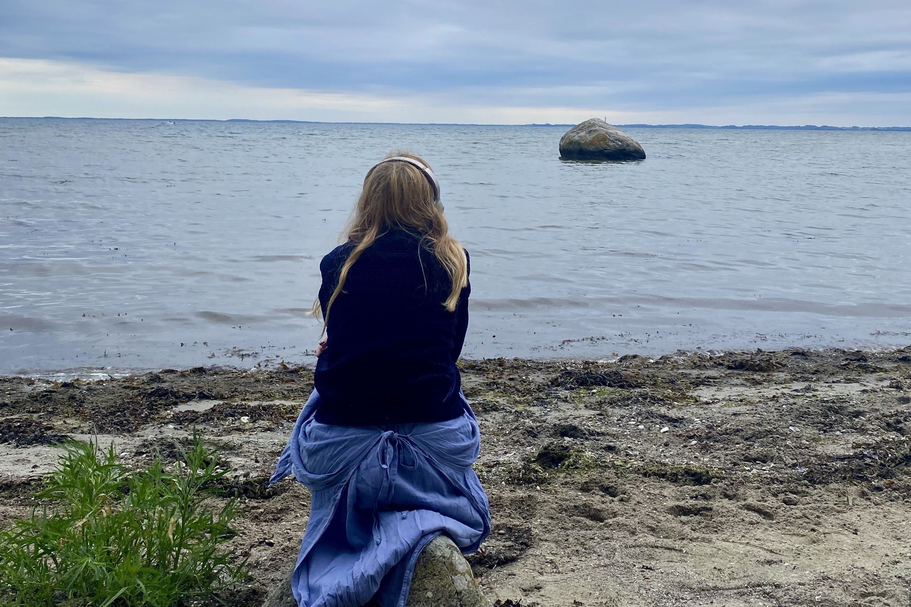 Med "Stedets stemmer" i ørerne kan man lytte til stedsspecifikt teater i naturen - her ved Lommestenen.