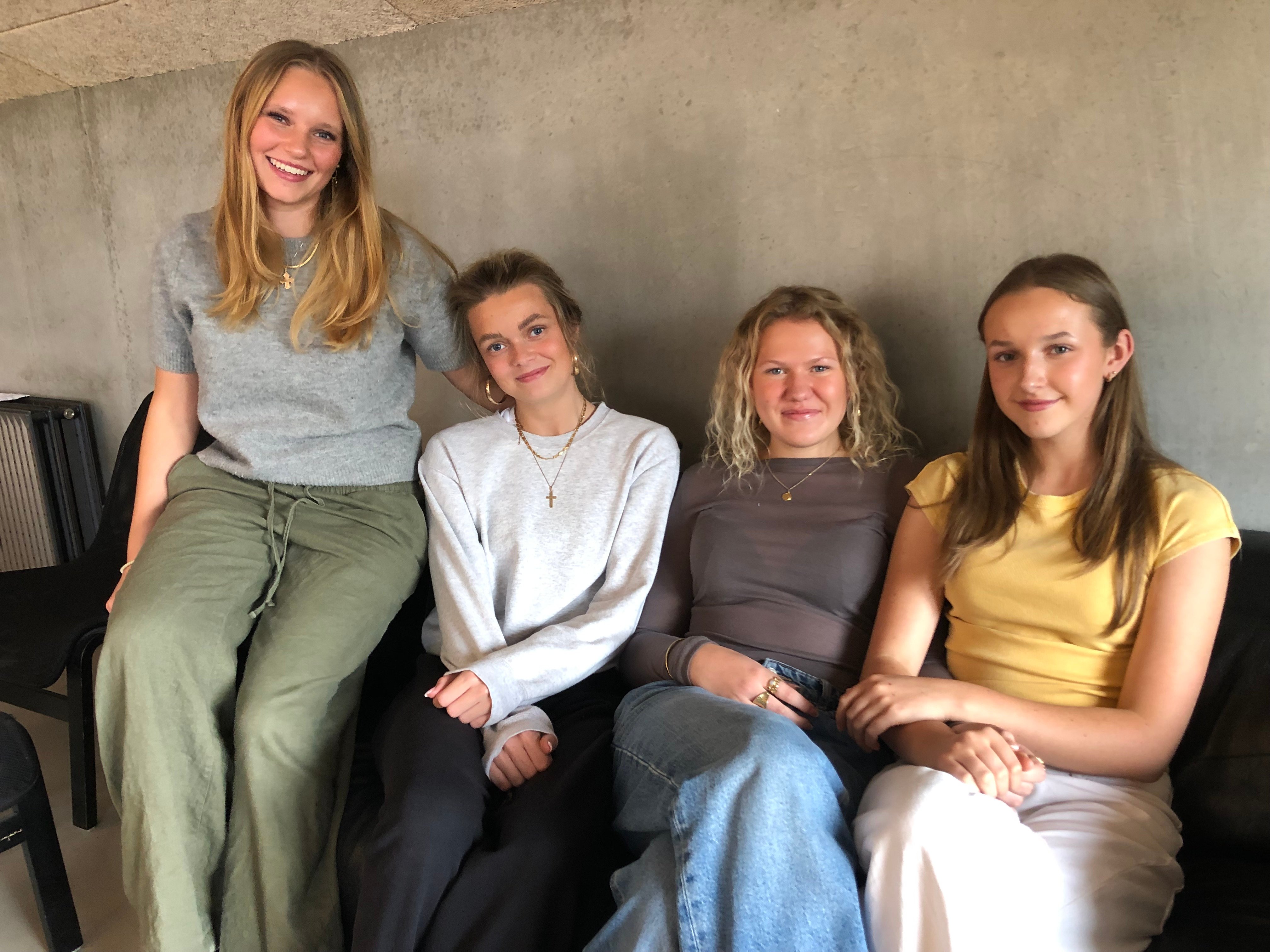 Elever fra Holbæk Realskole stiller sig kritiske overfor regeringens forslag om at afskaffe 10. klasse. Fra venstre: Fiona Bisgaard, Sine Yttesen, Maise Lackovic og Nanna Holm.