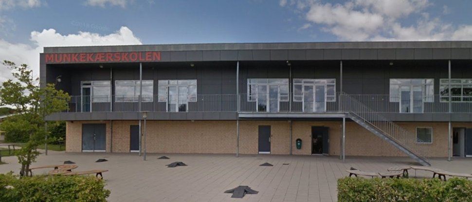Byrådet i Solrød Kommune har onsdag den 9. oktober besluttet, at der kan anvendes 2,5 mio. kr. til at sætte pavilloner op på Munkekærskolens område til brug for undervisning, mens skolens tag bliver renoveret.