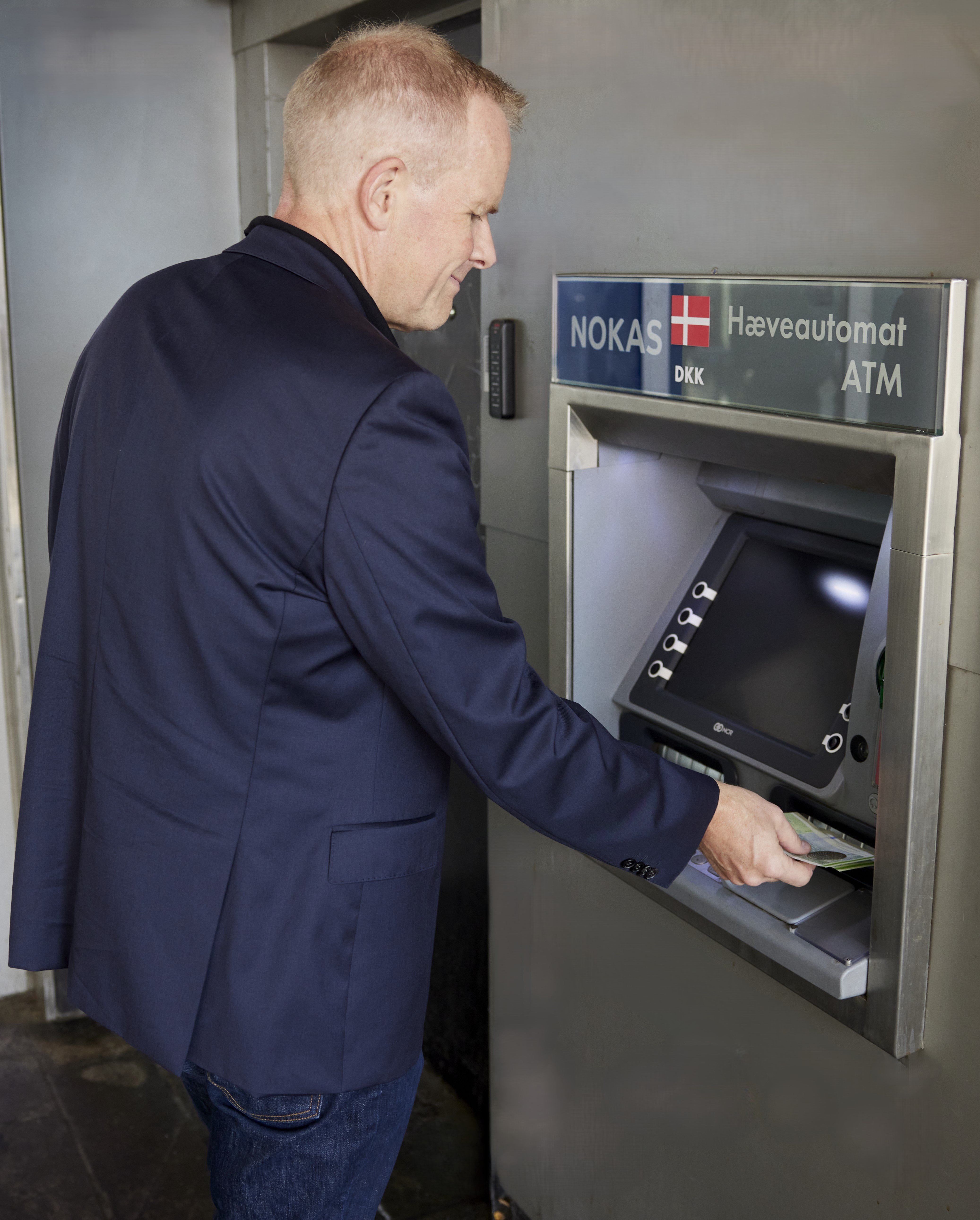 Nokas CEO, Morten Kierkegaard, tester den nye hæveautomat.