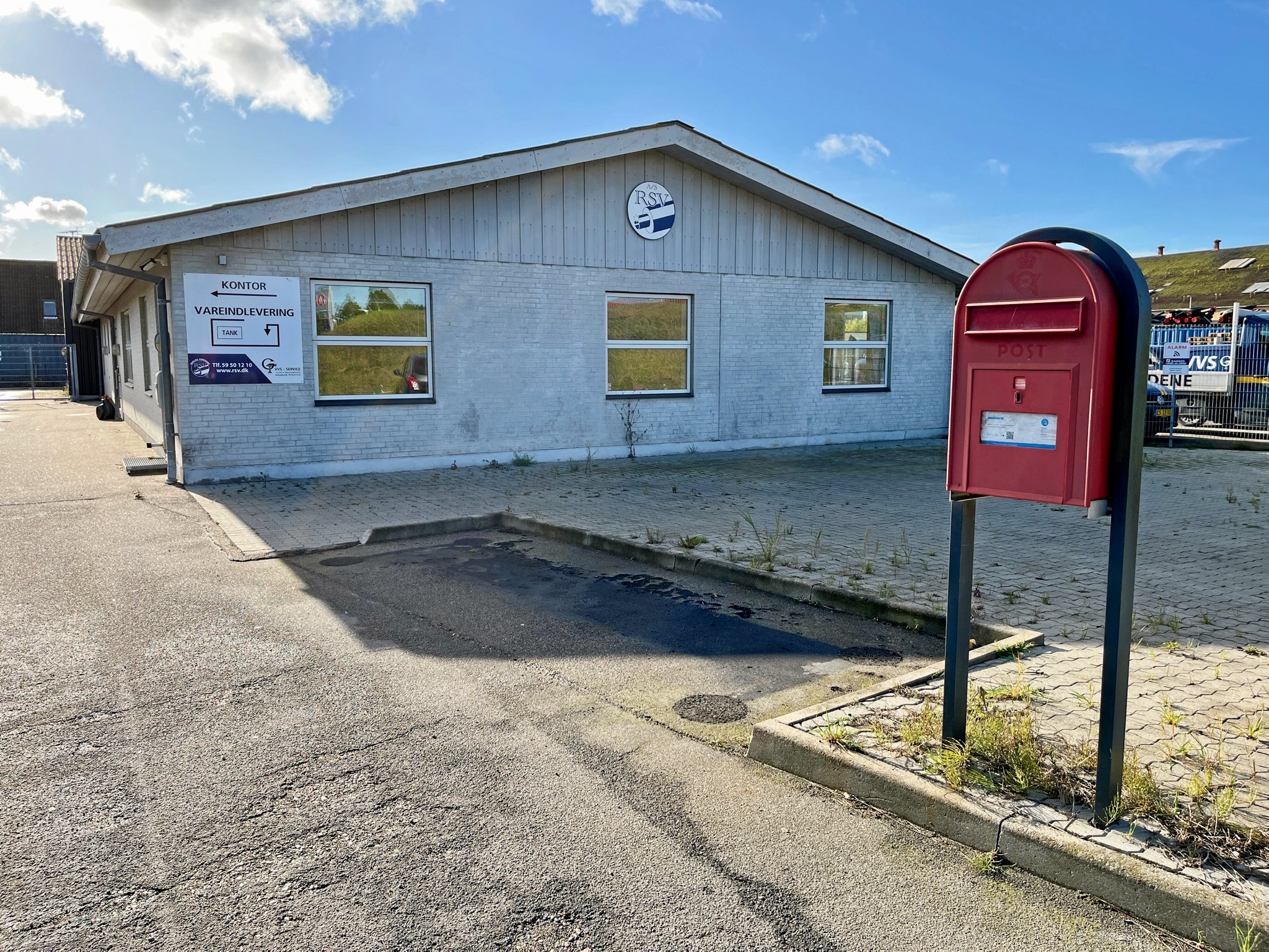 Den pakkeboks, som tidligere var at finde bagved OK-tanken på Sydhavnsvej i Kalundborg, er blevet fjernet. En rød postkasse står dog stadig på stedet til højre for, hvor boksen før var placeret.
