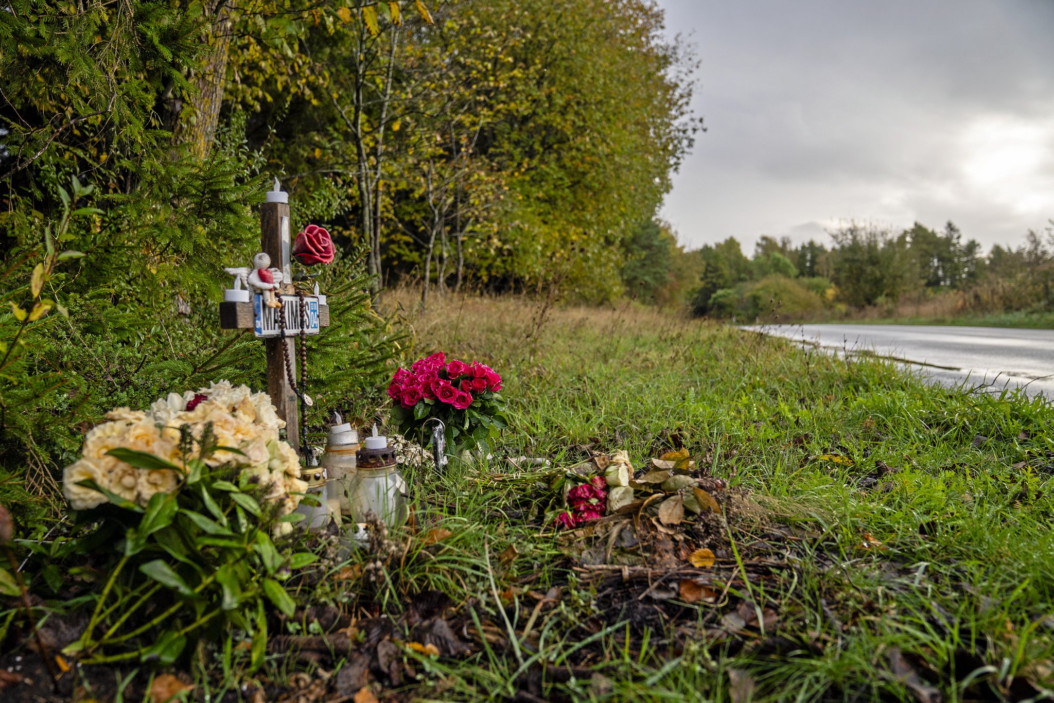 Hver dag passerer bilisten forbi det sted på Bøgesøvej, hvor den unge mand mistede livet.