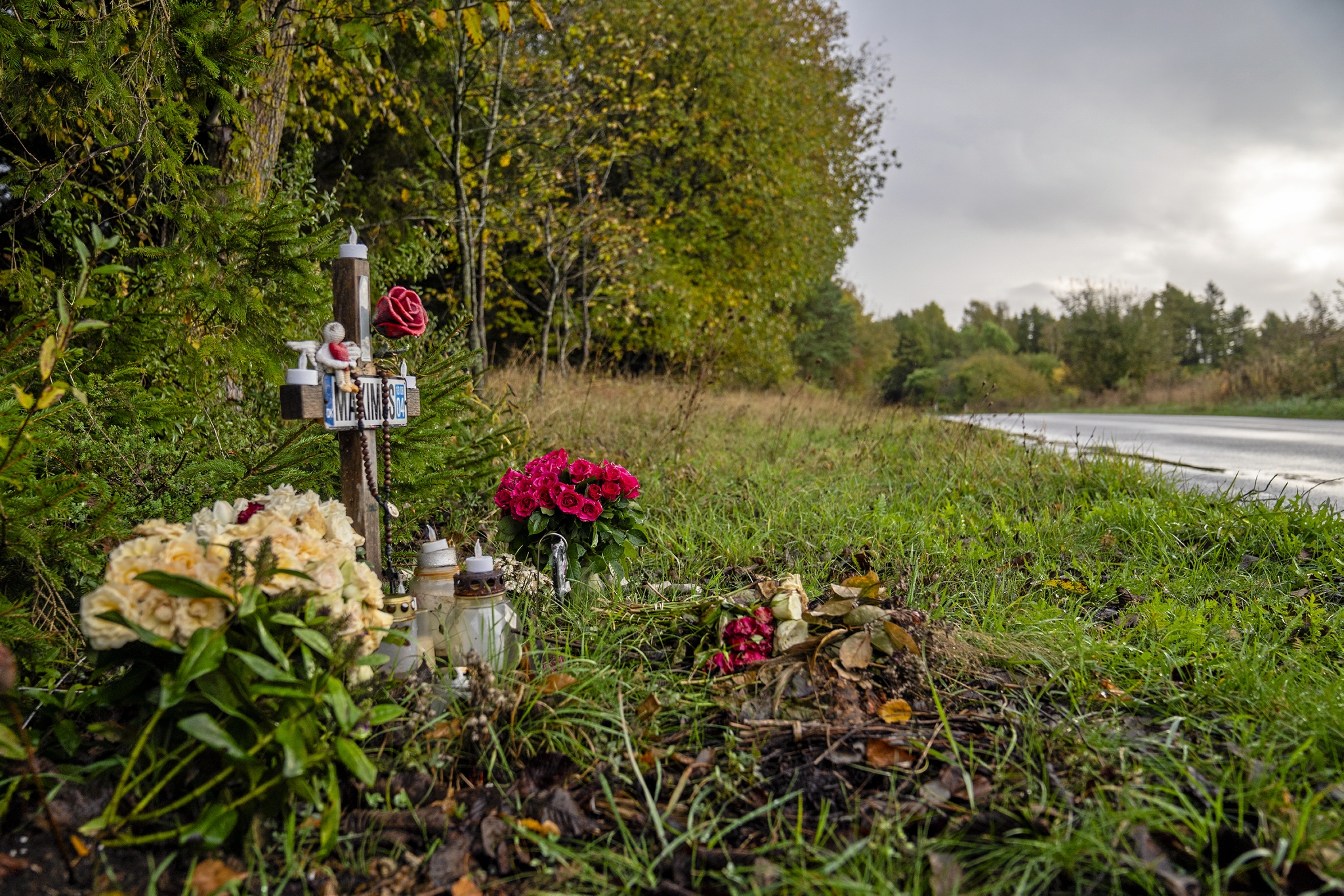 Der bliver stadig lagt friske blomster til ære for den unge mand, der blev dræbt i en trafikulykke på Bøgesøvej. - Anders Ole Olsen Der bliver stadig lagt friske blomster til ære for den unge mand, der blev dræbt i en trafikulykke på Bøgesøvej.